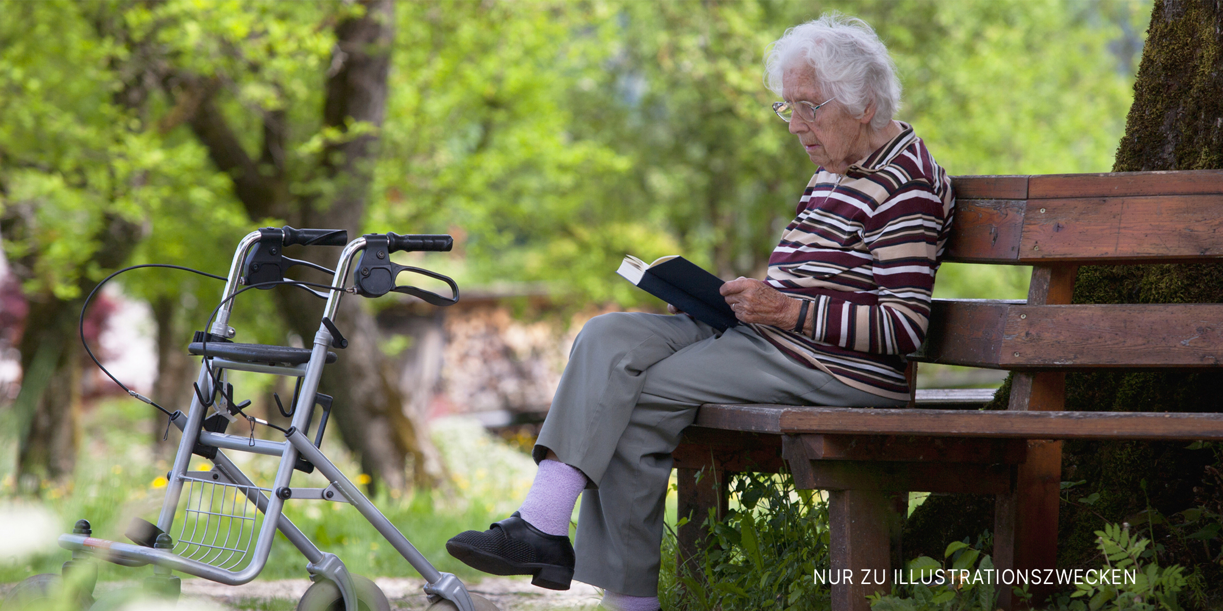 Eine alte Dame sitzt auf einer Bank | Quelle: Getty Images