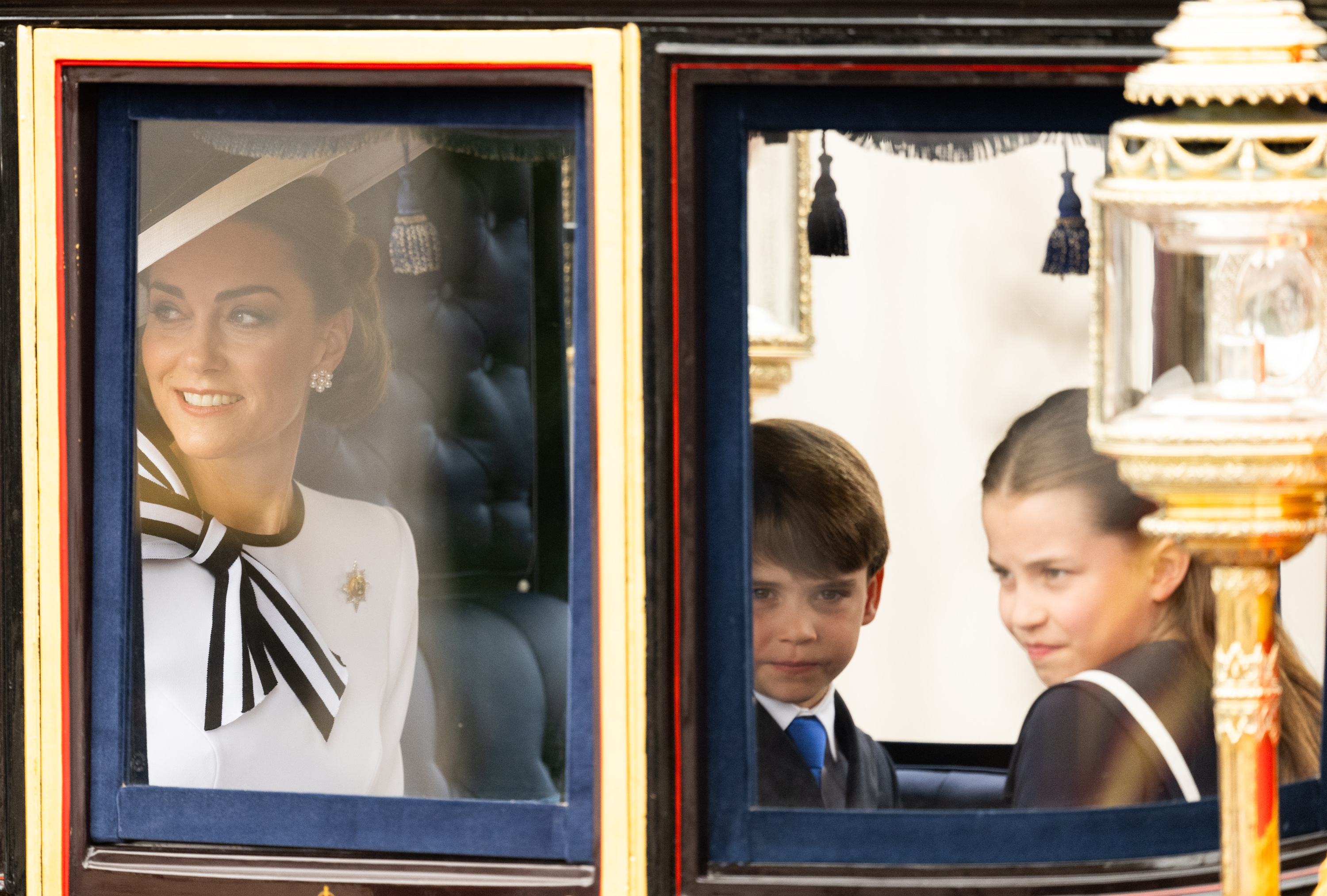 Prinzessin von Wales, Catherine, kommt mit Prinz William und ihren Kindern vor der King's Birthday Parade "Trooping the Colour" am 15. Juni 2024 in London am Buckingham Palace an | Quelle: Getty Images