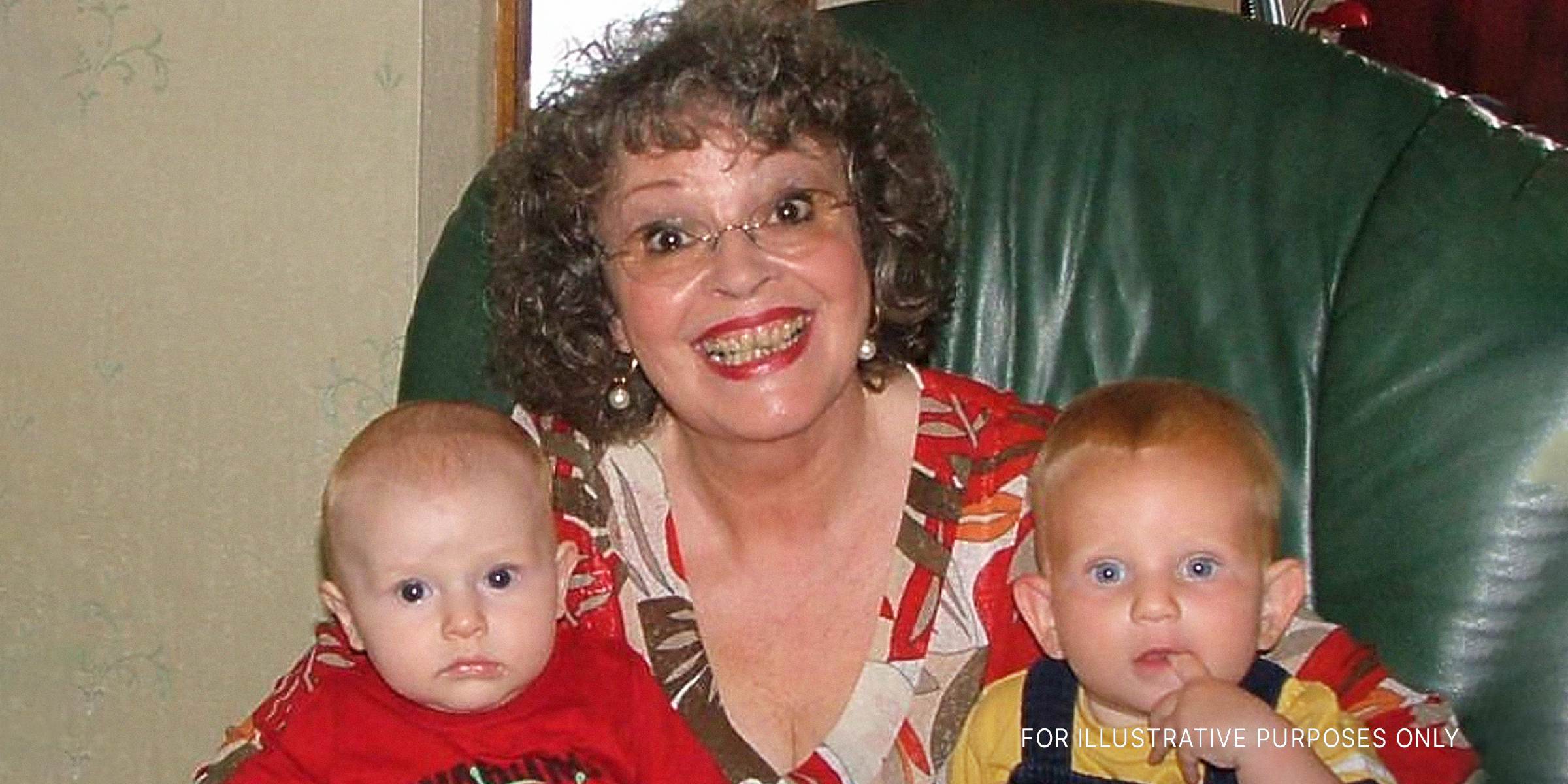 Eine Großmutter und ihre beiden Enkelkinder | Quelle: Flickr