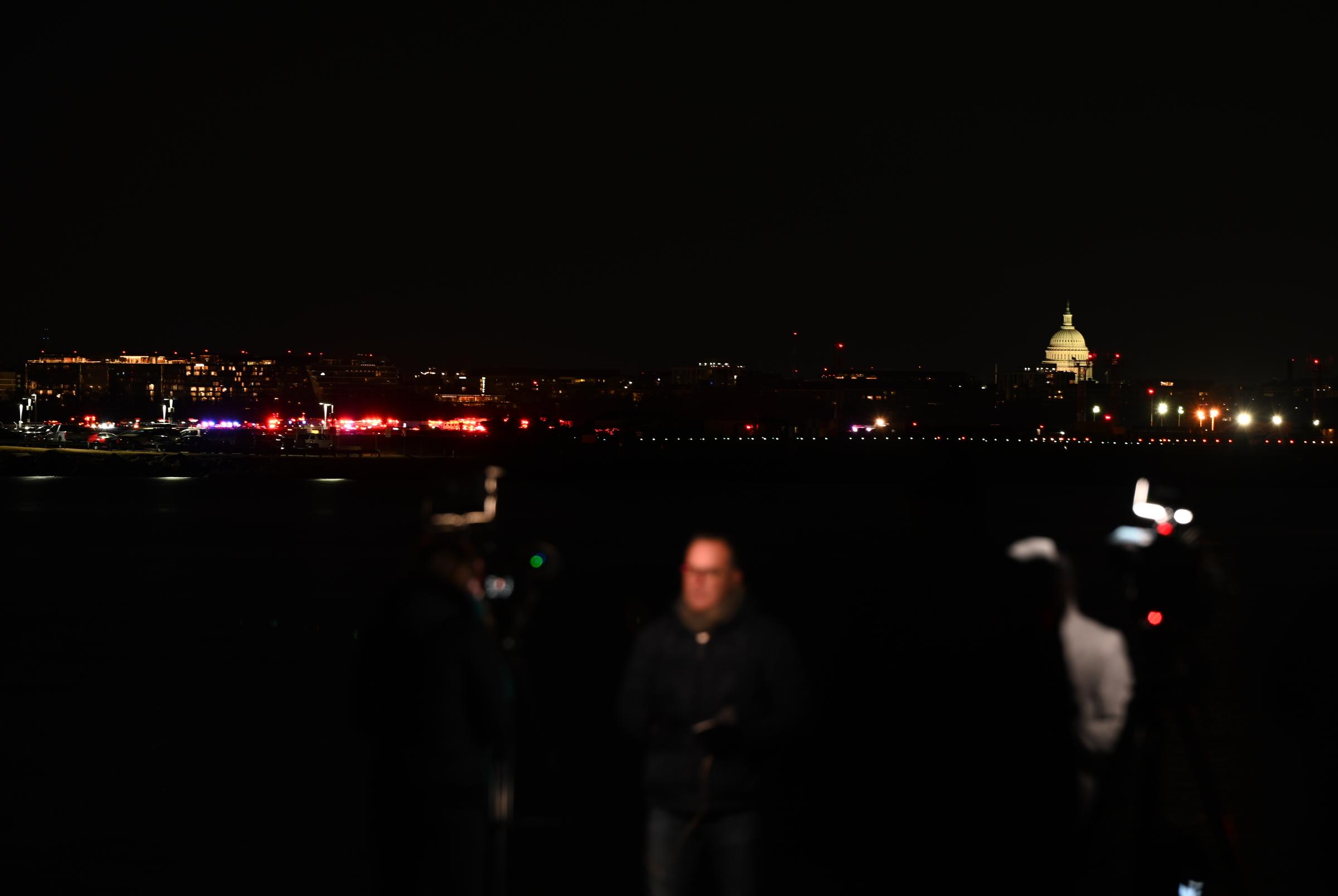 Ein Blick auf das US-Kapitol und Reporter in der Nähe des Unglücksortes in Washington, D.C., am 30. Januar 2025. | Quelle: Getty Images