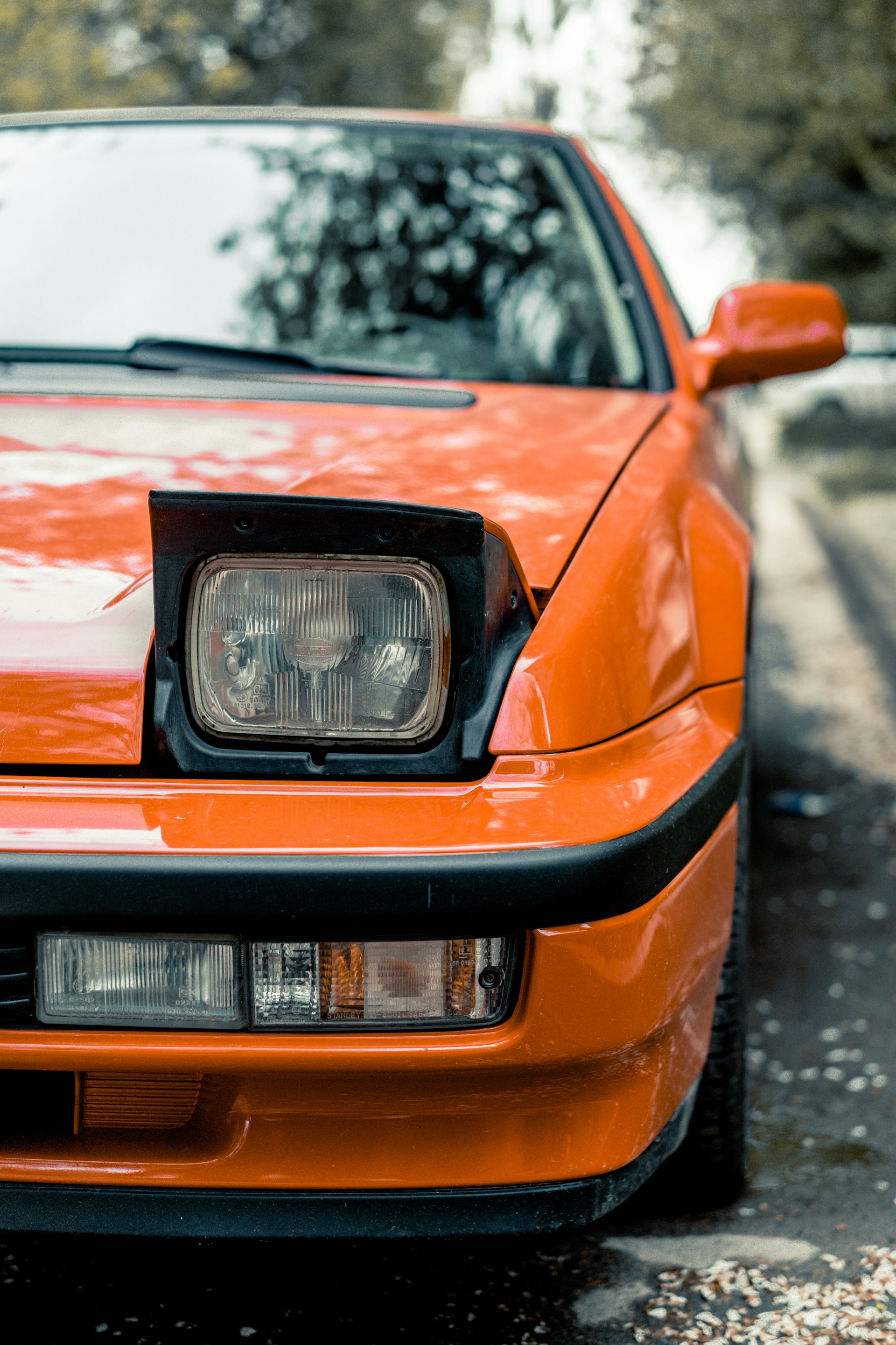 Ein orangefarbenes Auto | Quelle: Unsplash