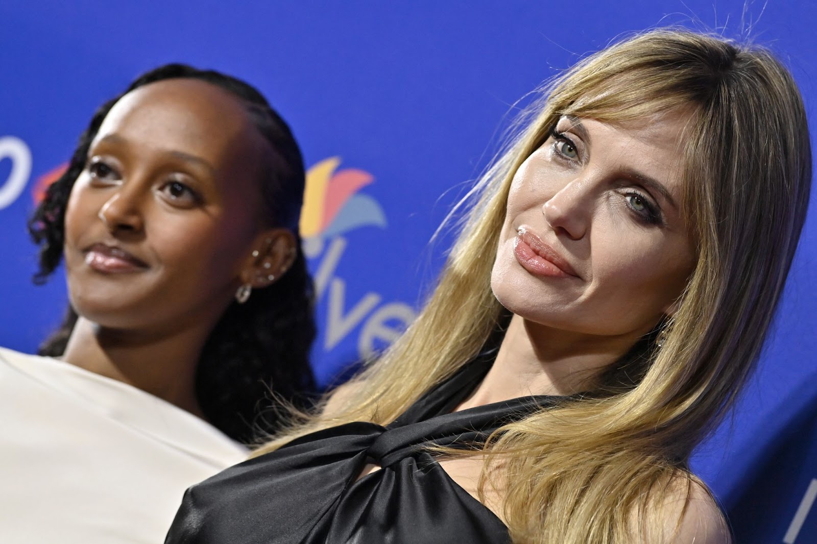 Zahara und Angelina Jolie bei den 36th Annual Palm Springs International Film Festival Film Awards am 3. Januar 2025 in Kalifornien. | Quelle: Getty Images