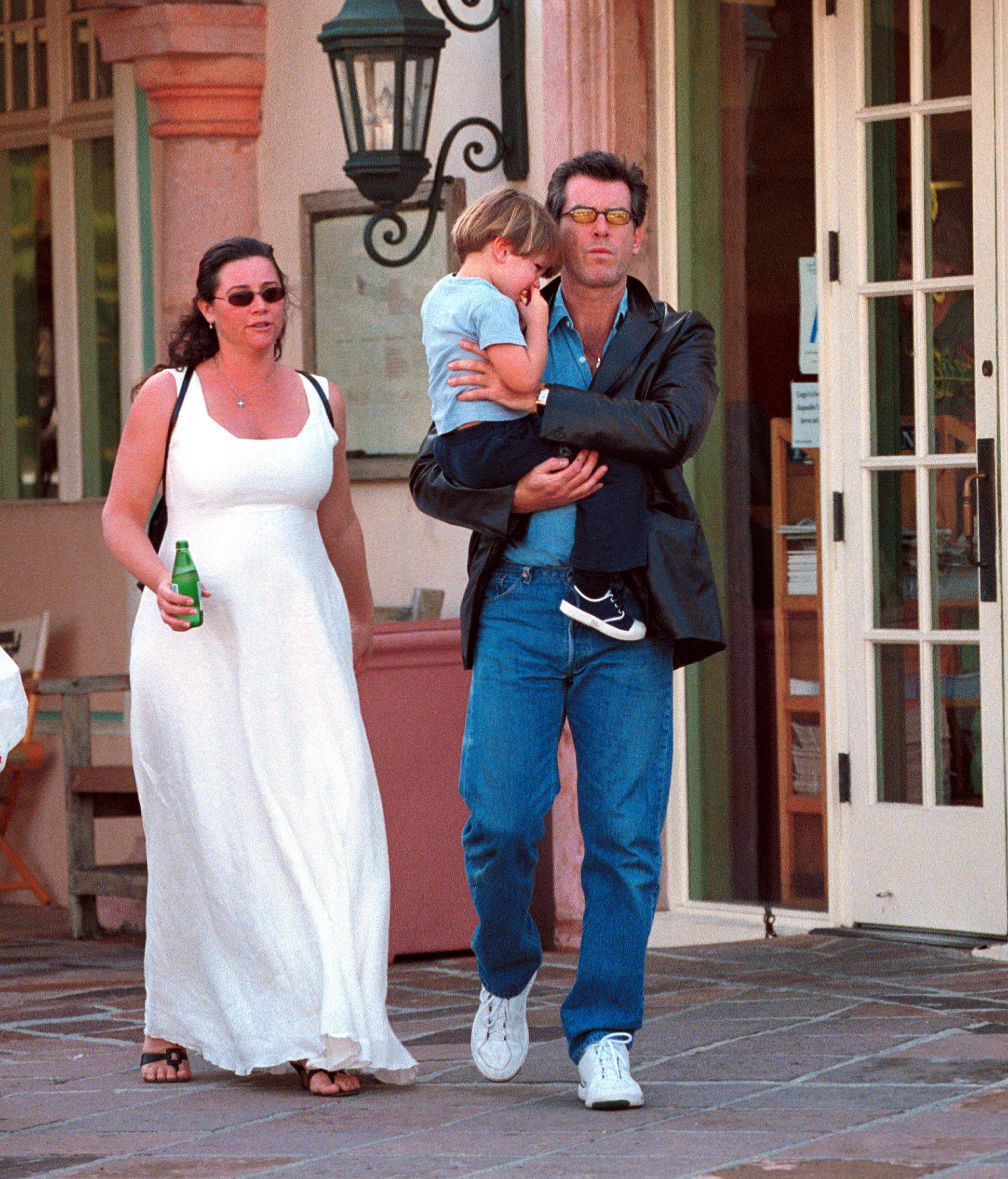 Die Familie wurde am 1. November 2000 nach dem Mittagessen in Malibu fotografiert. Keely war schwanger mit Paris, der im folgenden Jahr zur Welt kommen sollte. | Quelle: Getty Images