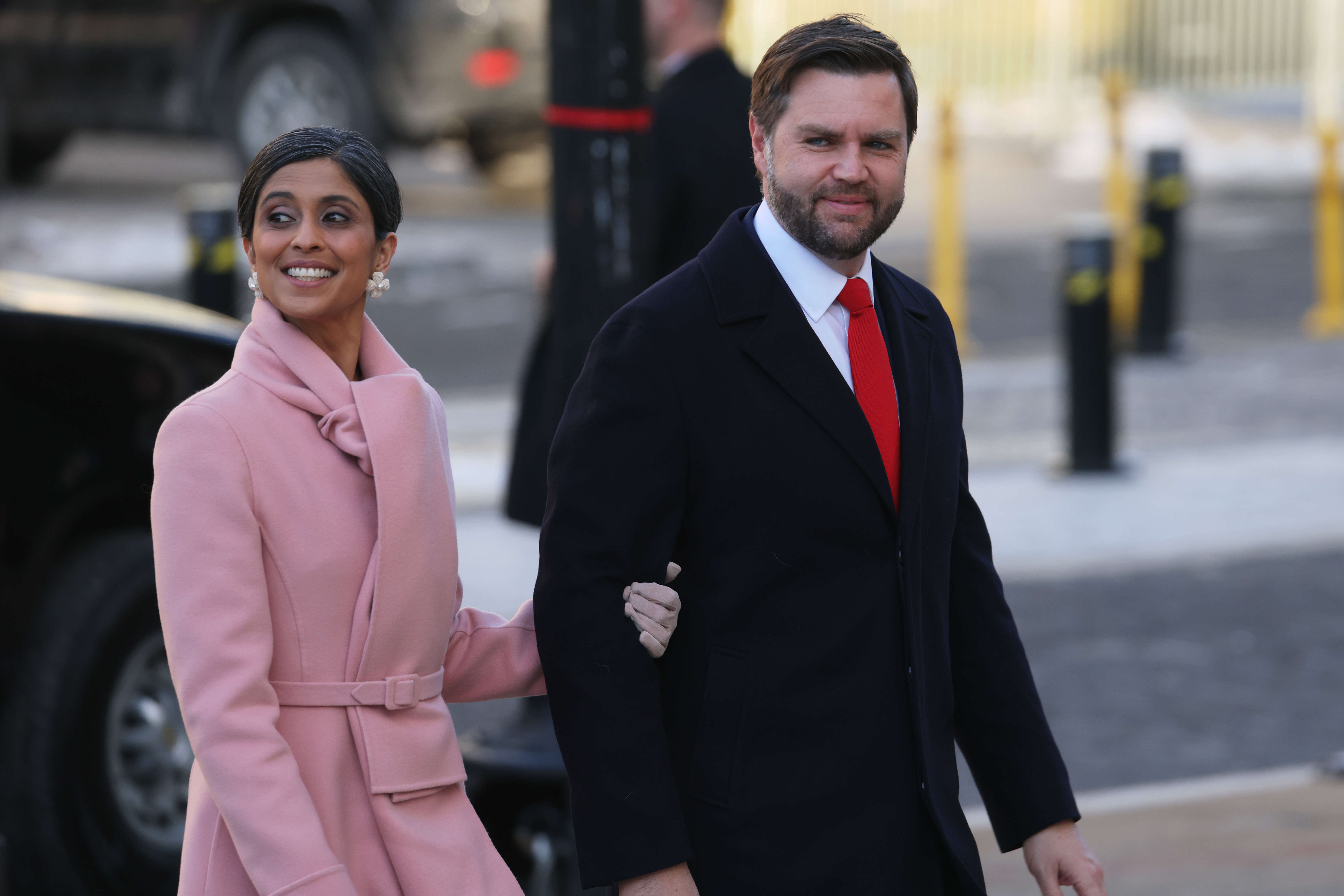 Usha und JD Vance auf dem Weg zur St. John's Church als Teil der Einweihungszeremonie. | Quelle: Getty Images