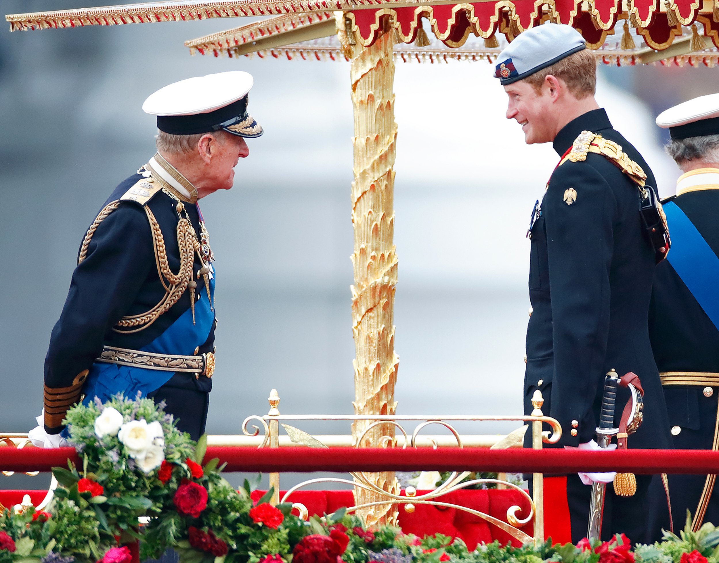 Prinz Philip, Herzog von Edinburgh und Prinz Harry an Bord der Royal Barge, Spirit of Chartwell, während des Diamond Jubilee Thames River Pageant am 3. Juni 2012 in London, England | Quelle: Getty Images