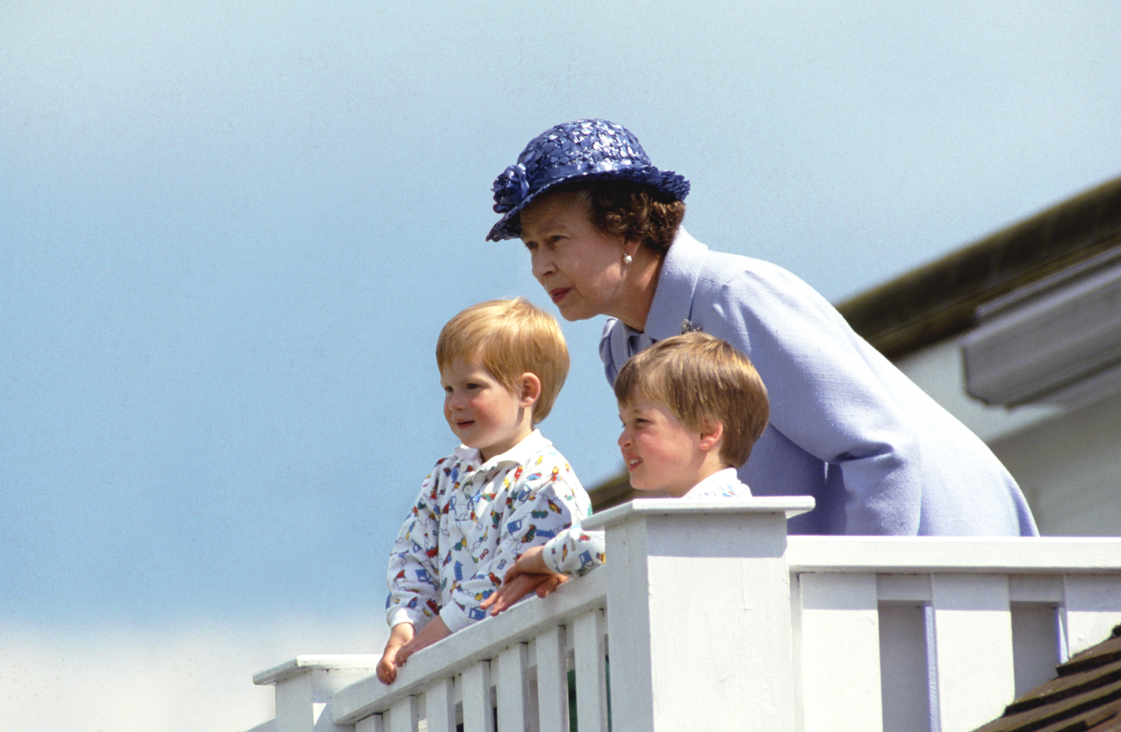 Die Königin mit Prinz William und Prinz Harry in der Royal Box im Guards Polo Club in Windsor am 14. Juni 1987 | Quelle: Getty Images