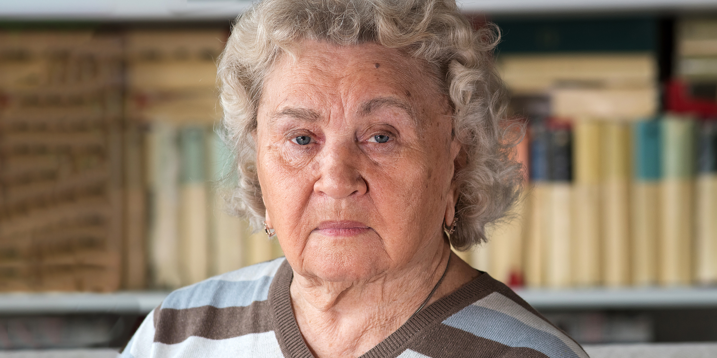 Eine streng dreinblickende Frau, die in die Kamera schaut | Quelle: Shutterstock