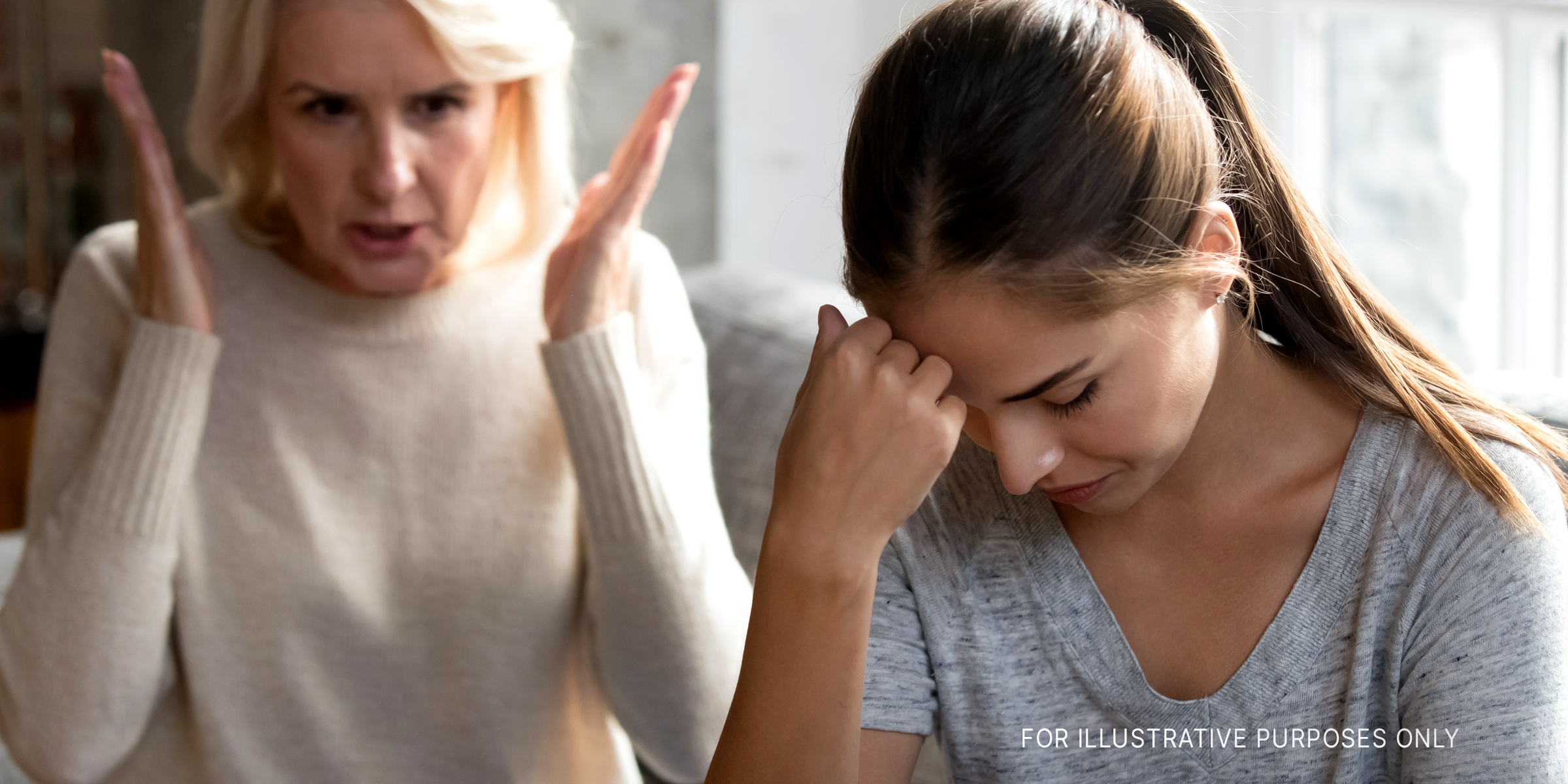 Frau stellt ein jüngeres Mädchen zur Rede | Quelle: Shutterstock