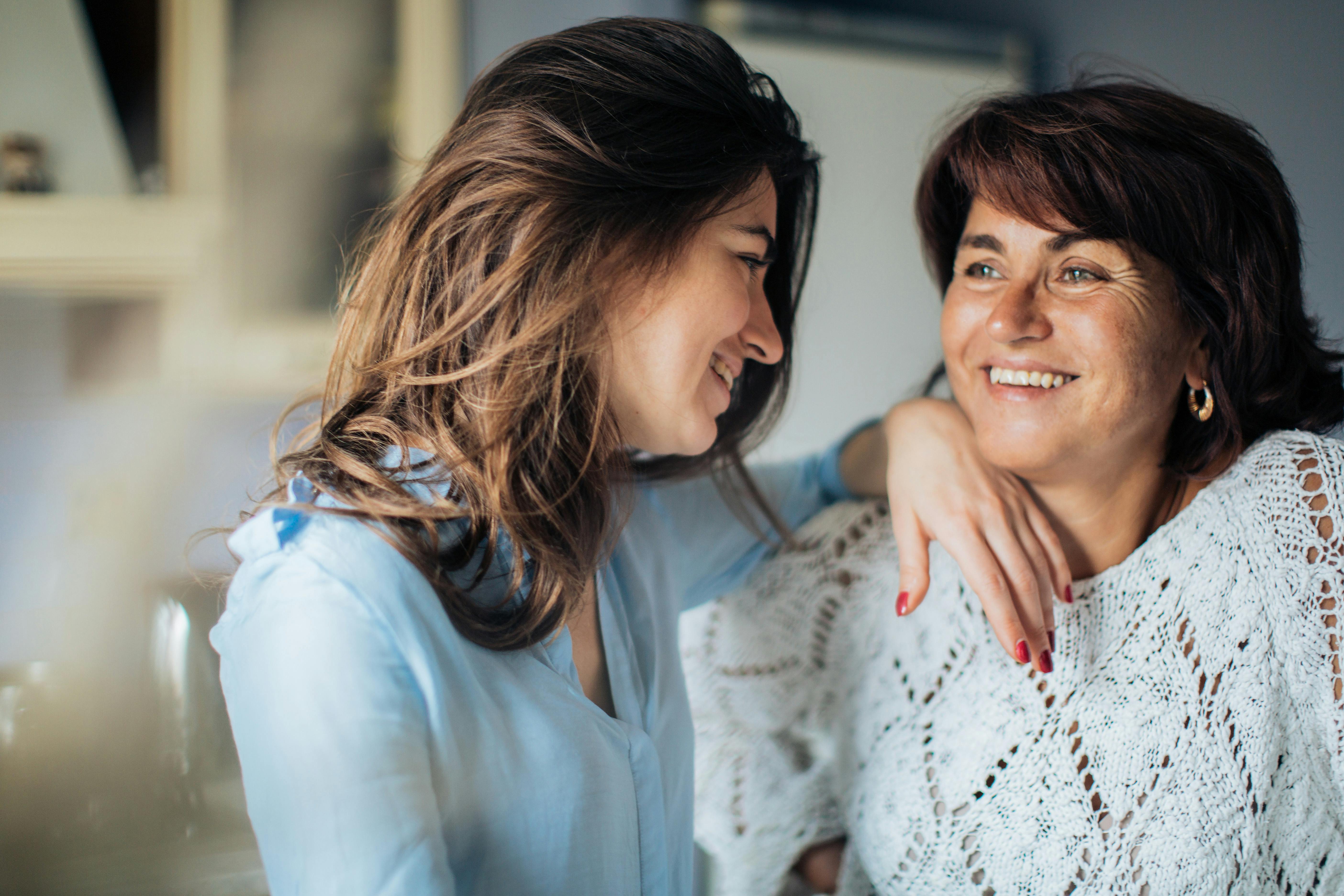 Mutter und Tochter lächeln sich gegenseitig an | Quelle: Pexels