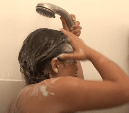 Frau beim Duschen | Quelle: Youtube/Febrap TV