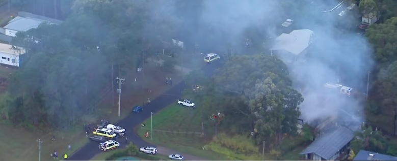 Polizeiautos vor dem brennenden Haus | Quelle: Facebook.com/7NEWS Brisbane