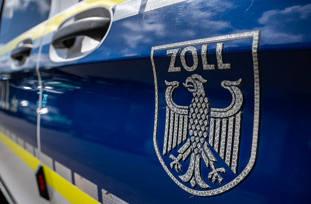 Das Logo des deutschen Zollamts ist am 6. August 2025 in Berlin auf der Seite eines Dienstfahrzeugs zu sehen. | Quelle: Getty Images