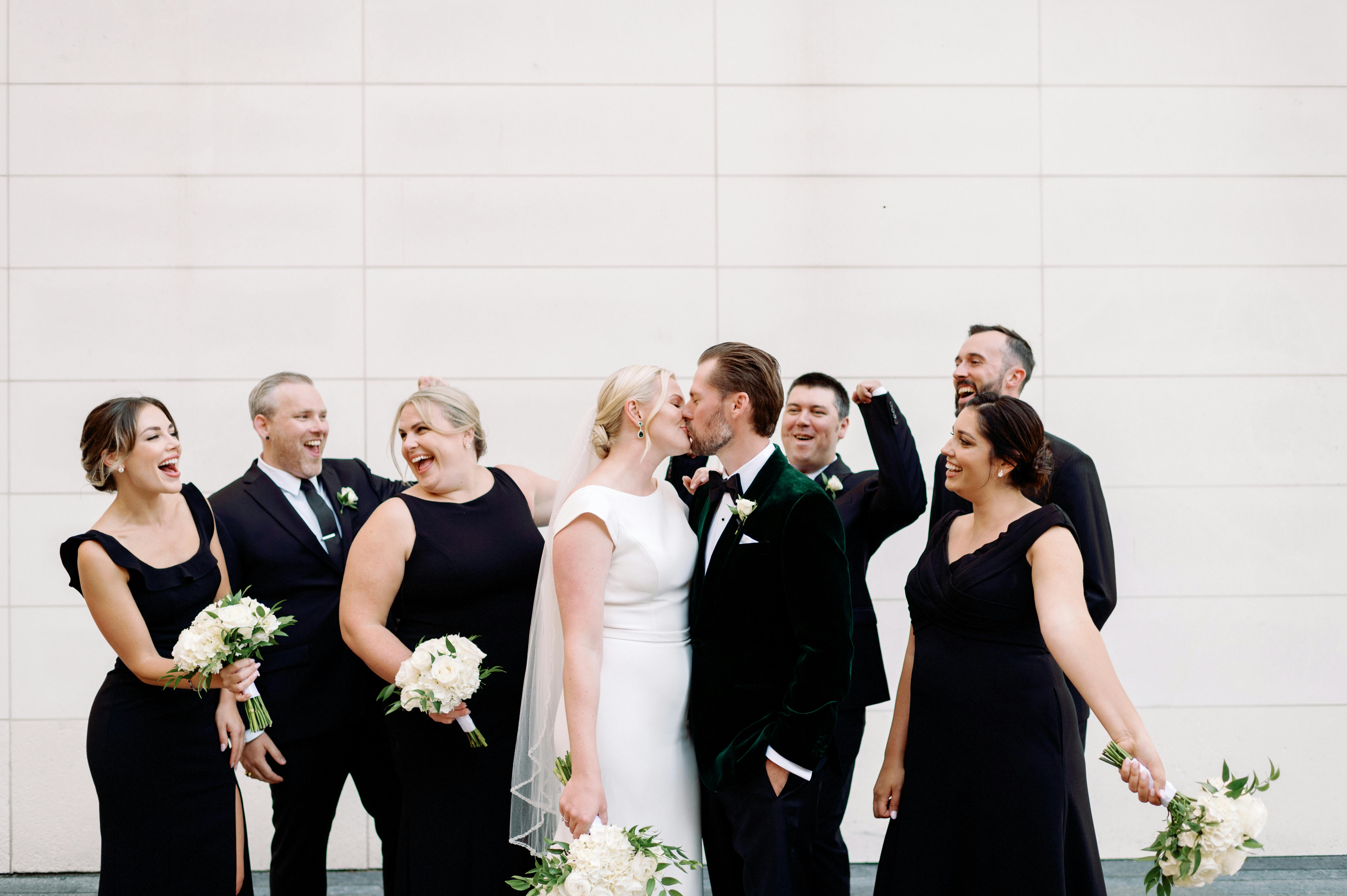 Braut und Bräutigam beim Küssen vor den Gästen | Quelle: Pexels