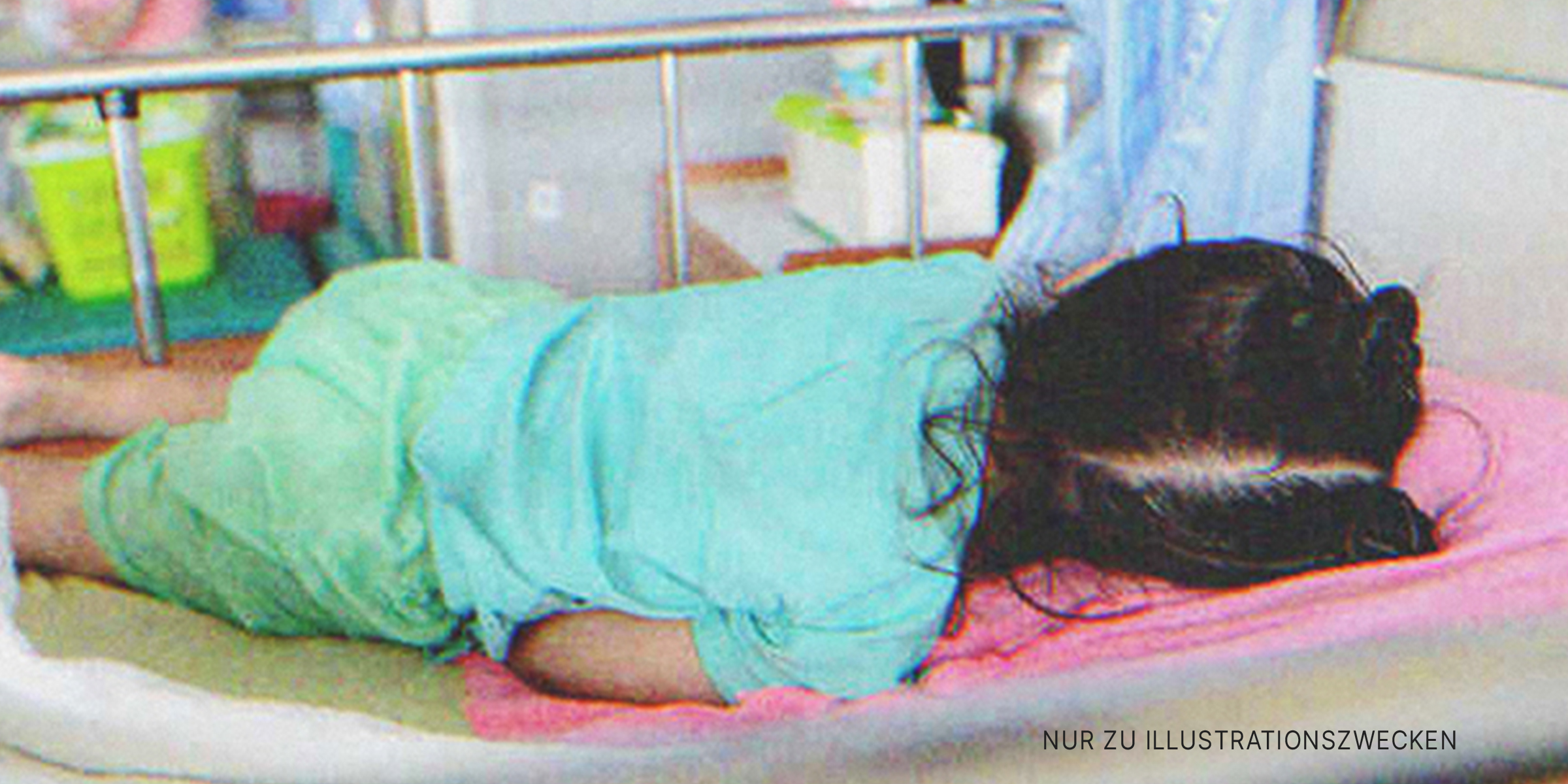 Junges Mädchen auf einem Krankenhausbett liegend | Quelle: Shutterstock