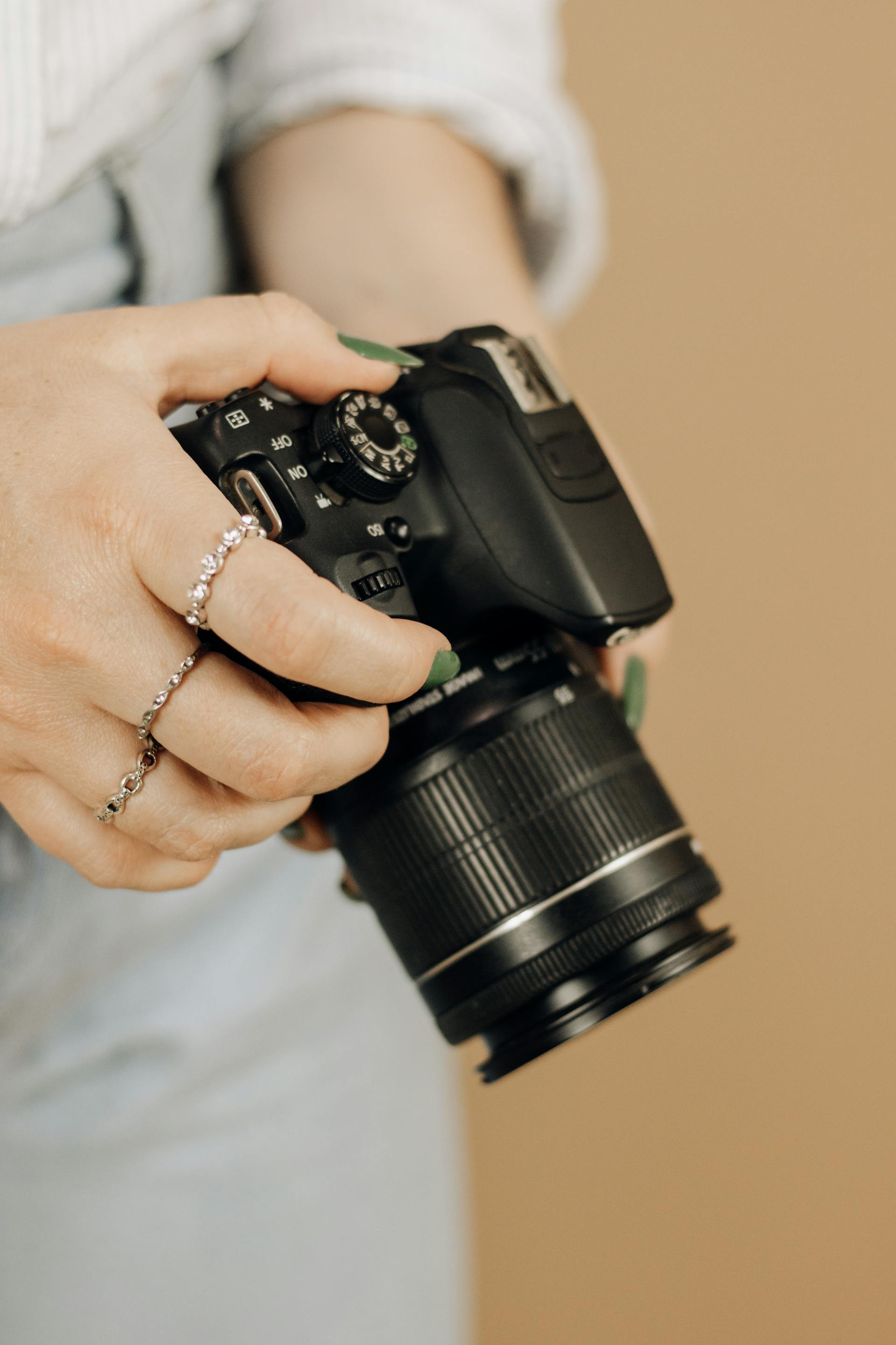 Eine Frau hält eine Kamera | Quelle: Pexels