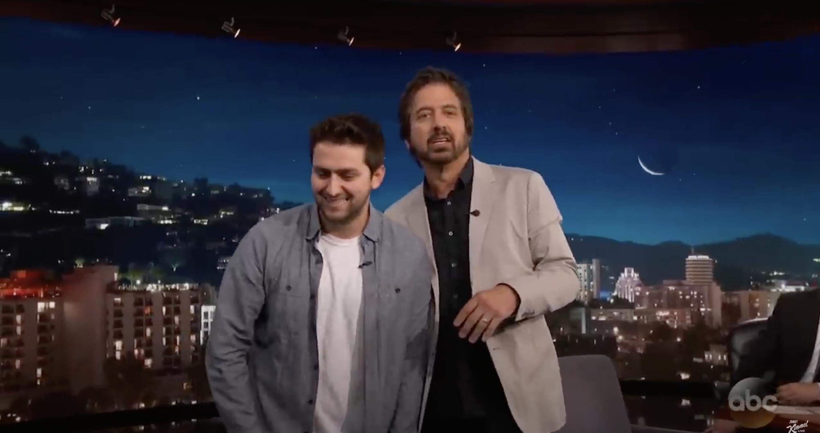 Matthew und Ray Romano bei „Jimmy Kimmel Live“ vom 15. August 2017 | Quelle: YouTube/@JimmyKimmelLive