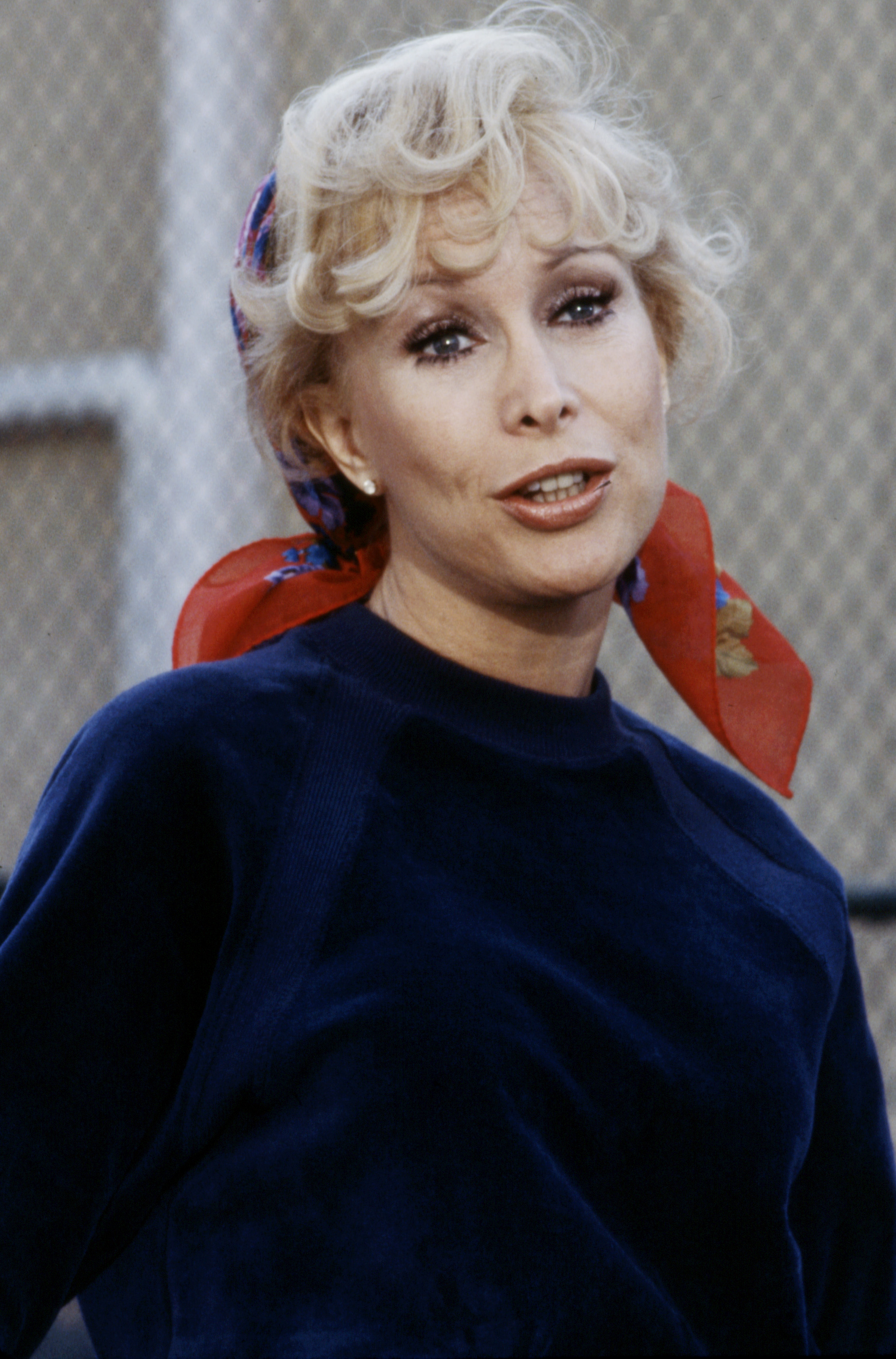 Barbara Eden zeigt einen verspielten Ausdruck in einer Szene des ABC-Fernsehfilms "The Girls in the Office" von 1979. | Quelle: Getty Images