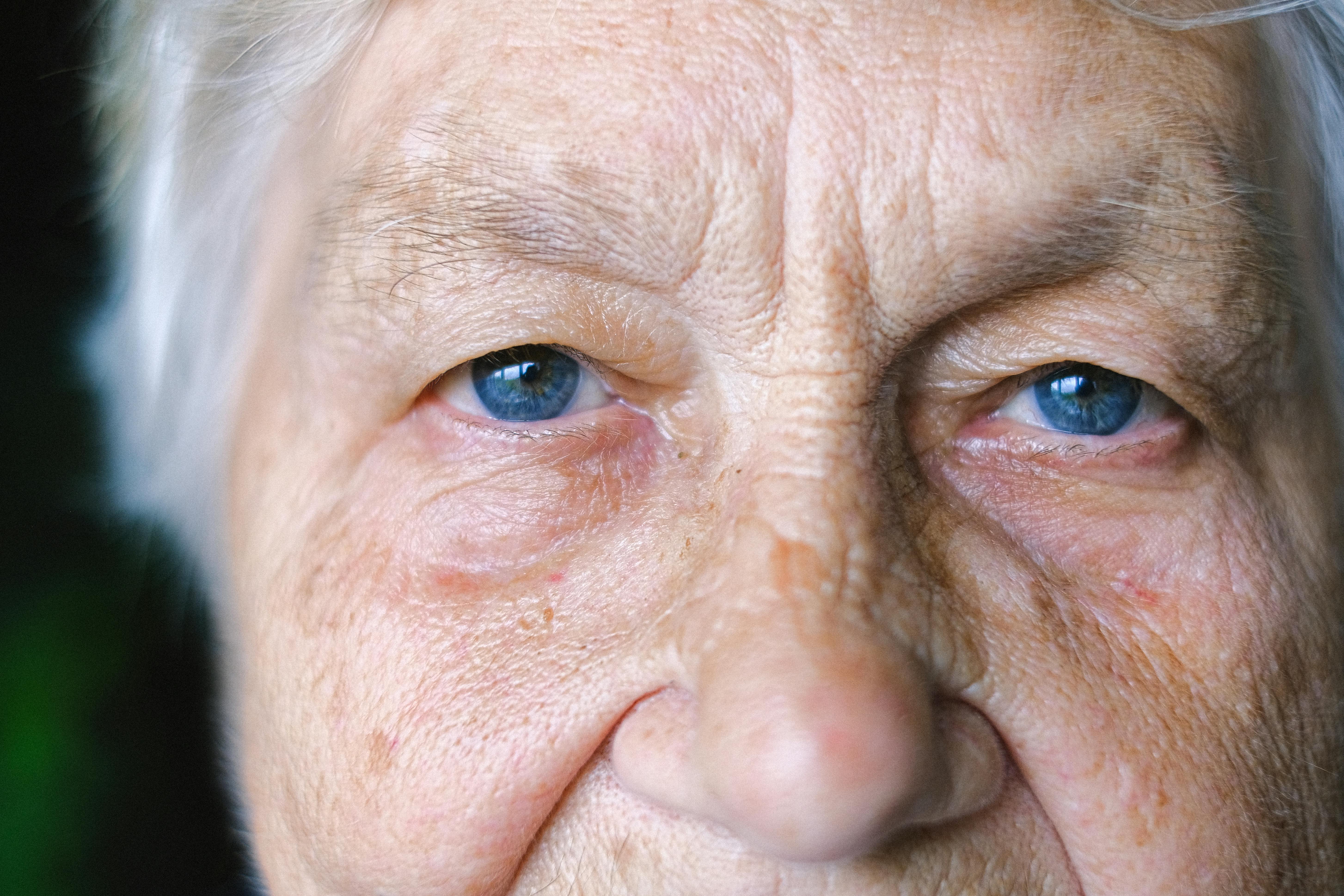 Der strenge Blick einer Oma | Quelle: Pexels