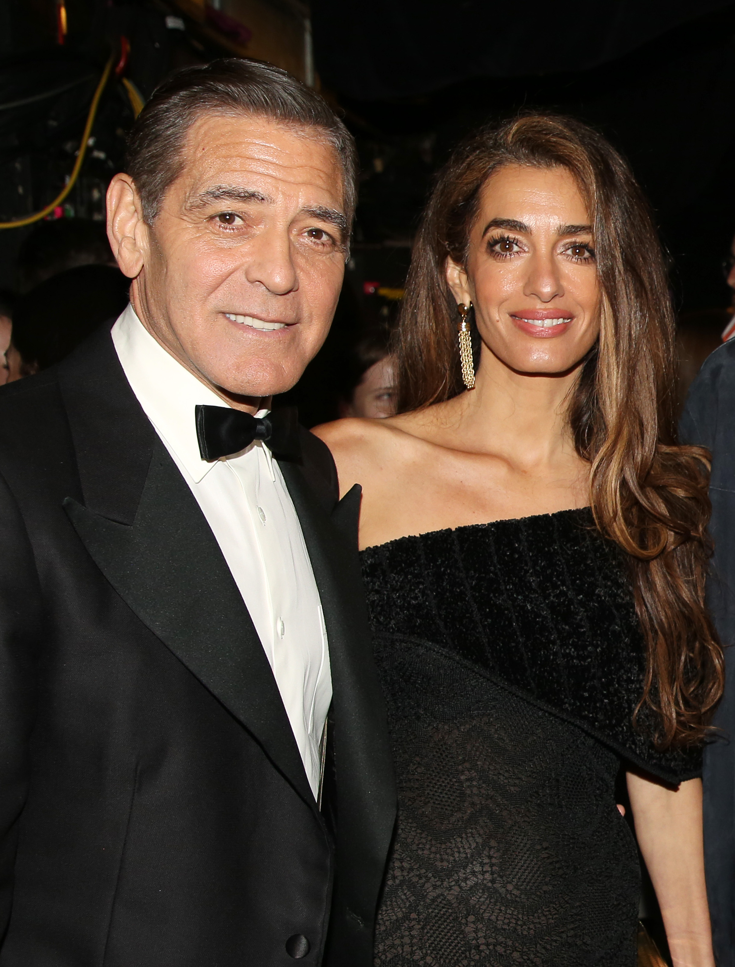 George Clooney und Amal Clooney posieren hinter der Bühne | Quelle: Getty Images
