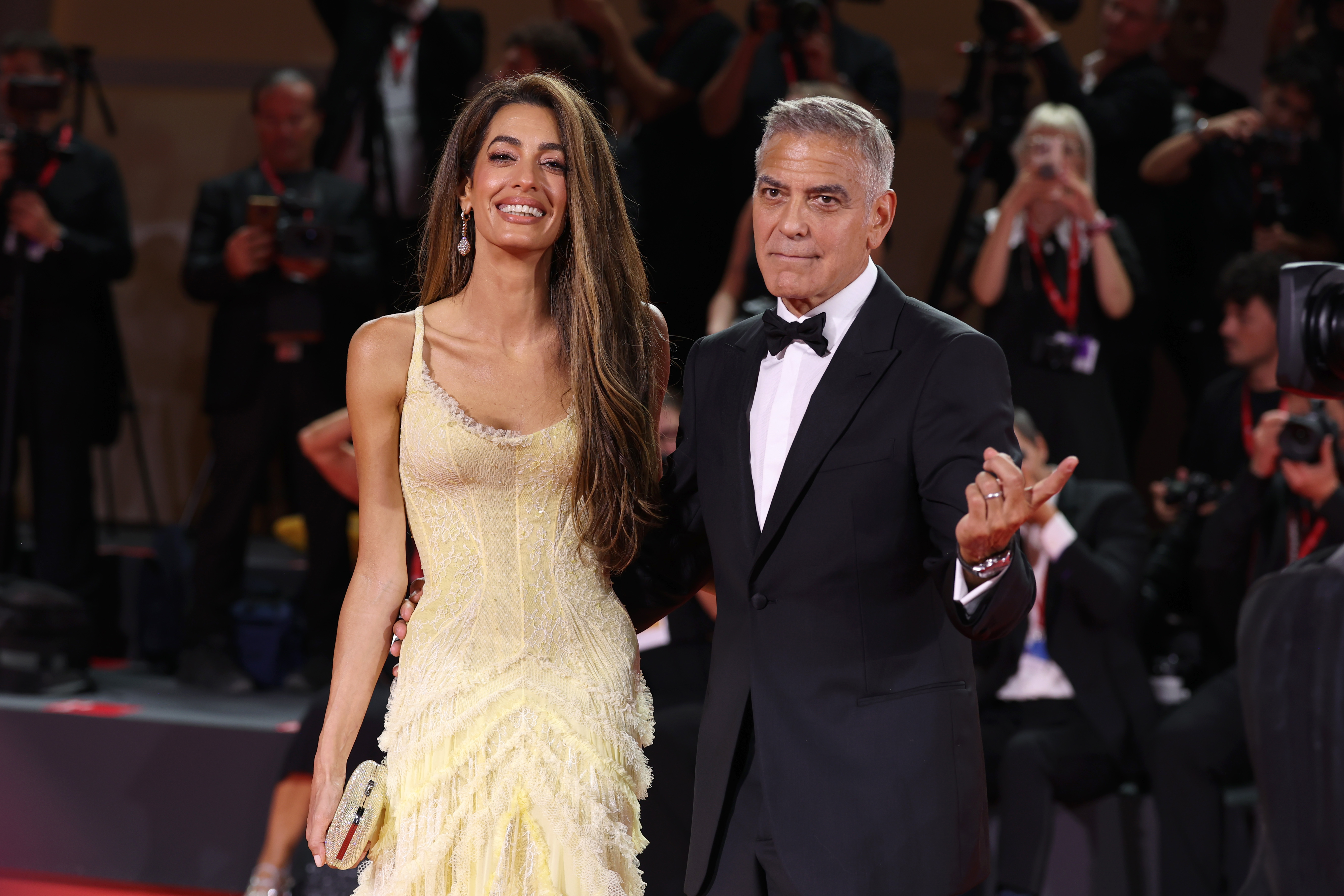 Amal Alamuddin und George Clooney auf dem roten Teppich der "Wölfe" während der 81. Internationalen Filmfestspiele von Venedig in Venedig, Italien, am 1. September 2024 | Quelle: Getty Images