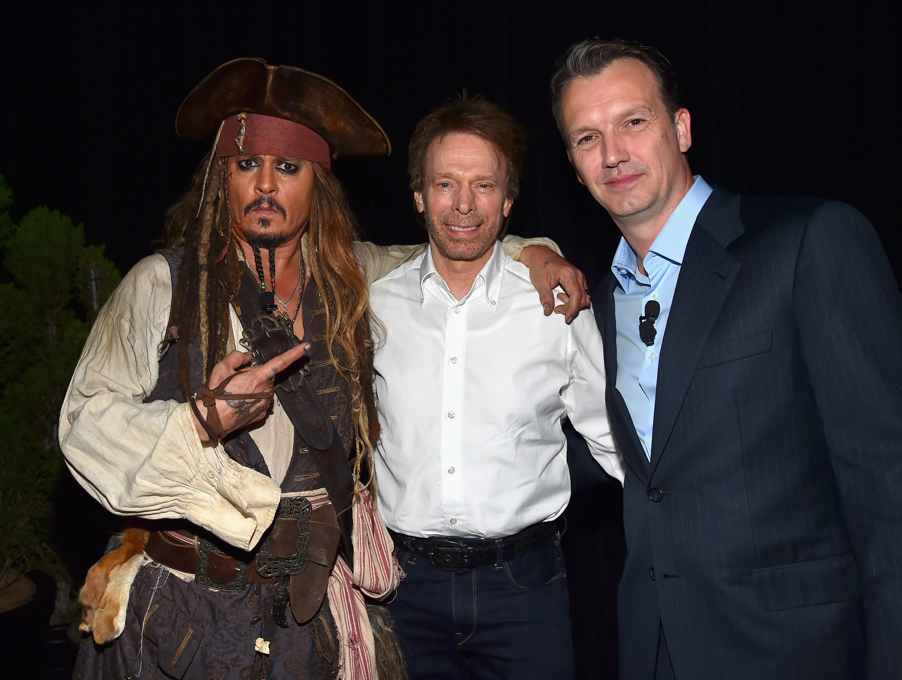 Johnny Depp als Captain Jack Sparrow, mit Jerry Bruckheimer und Sean Bailey bei der Präsentation "Welten, Galaxien und Universen": Live Action at The Walt Disney Studios" auf der D23 Expo in Anaheim, Kalifornien am 15. August 2015 | Quelle: Getty Images