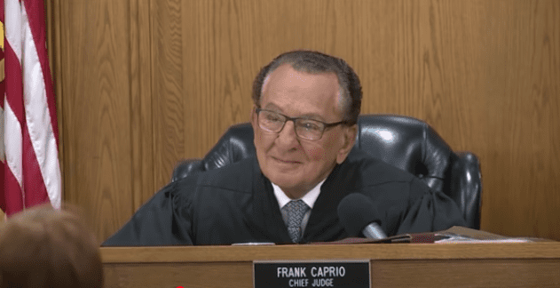 Richter Frank Caprio im Gerichtssaal. | Quelle: YouTube/CaughtInProvidence