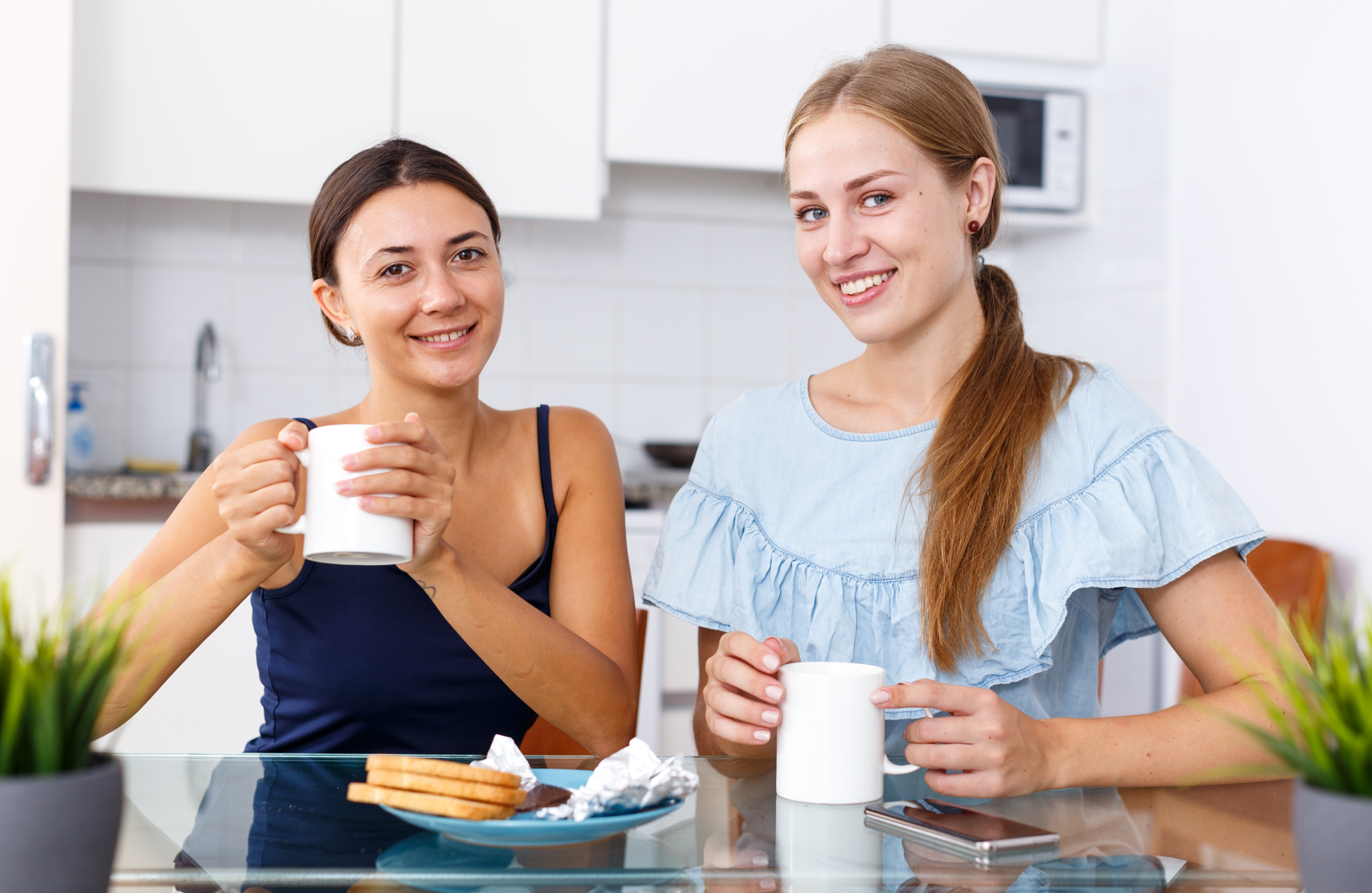 Zwei Frauen beim gemeinsamen Frühstück | Quelle: Shutterstock