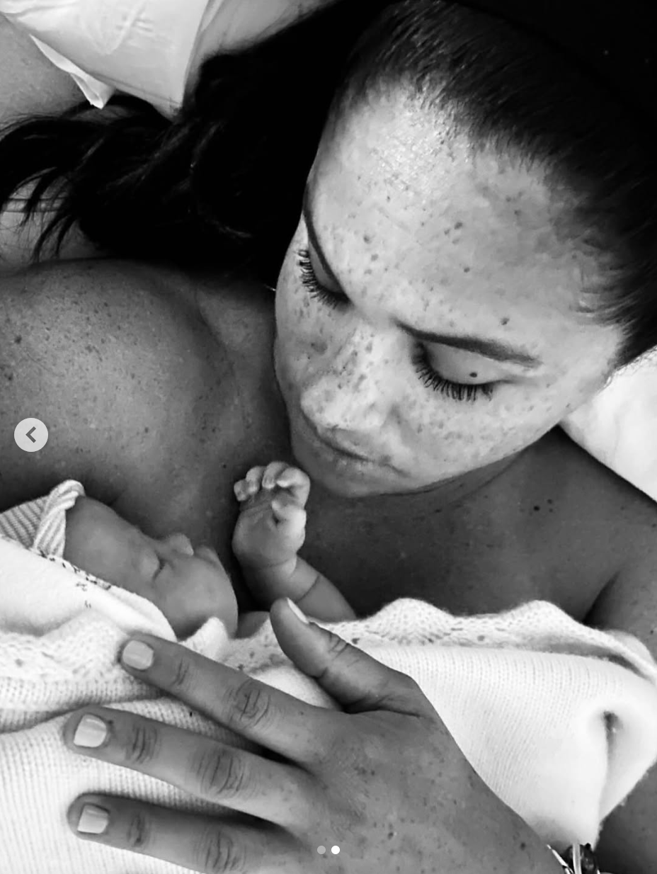 Auf einem Foto vom 4. Juni 2025 hält Meghan Markle ihr Baby Lilibet an der Brust | Quelle: Instagram/meghan