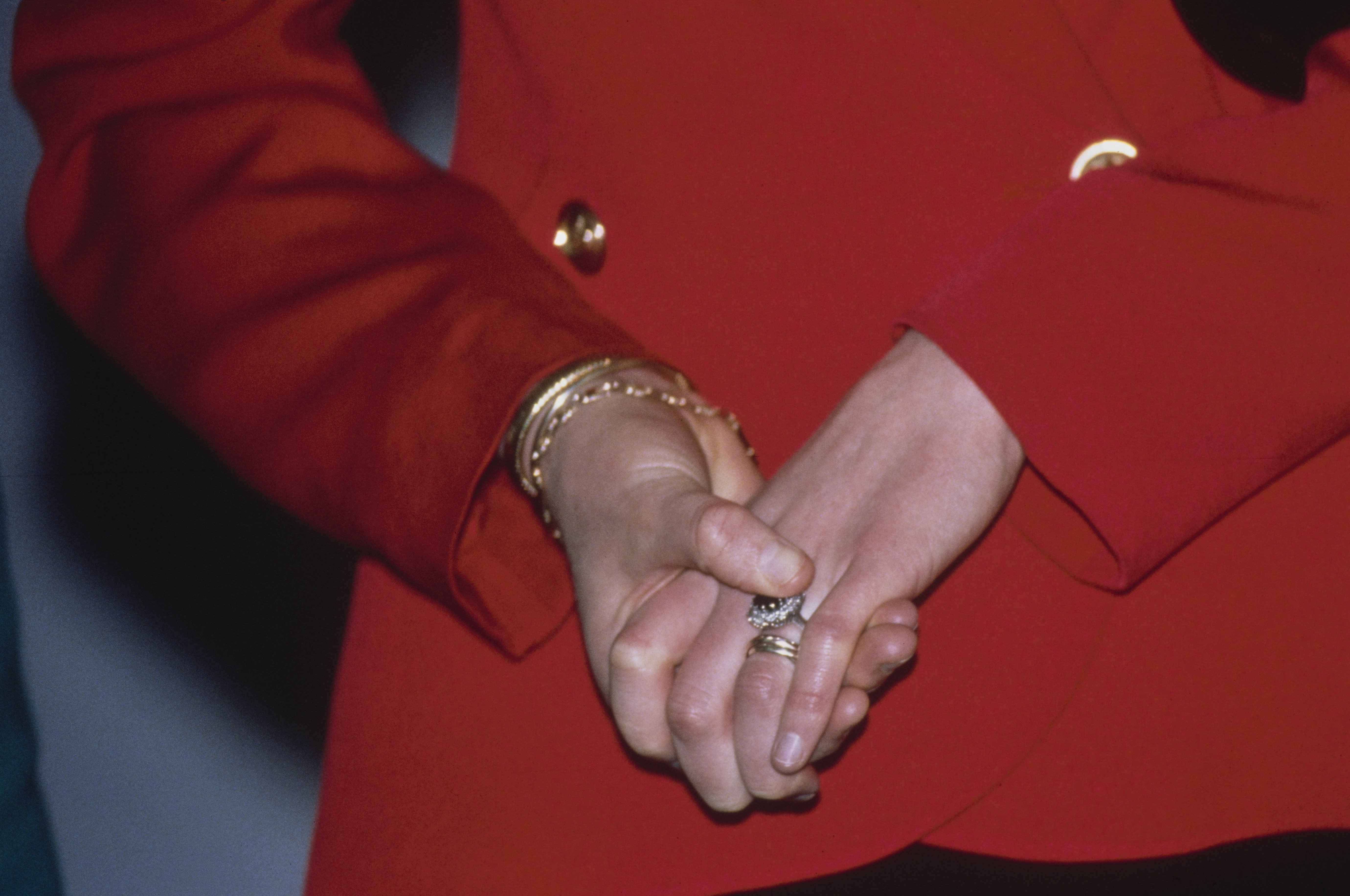Ein Blick auf Prinzessin Dianas Schmuck im Januar 1990 | Quelle: Getty Images