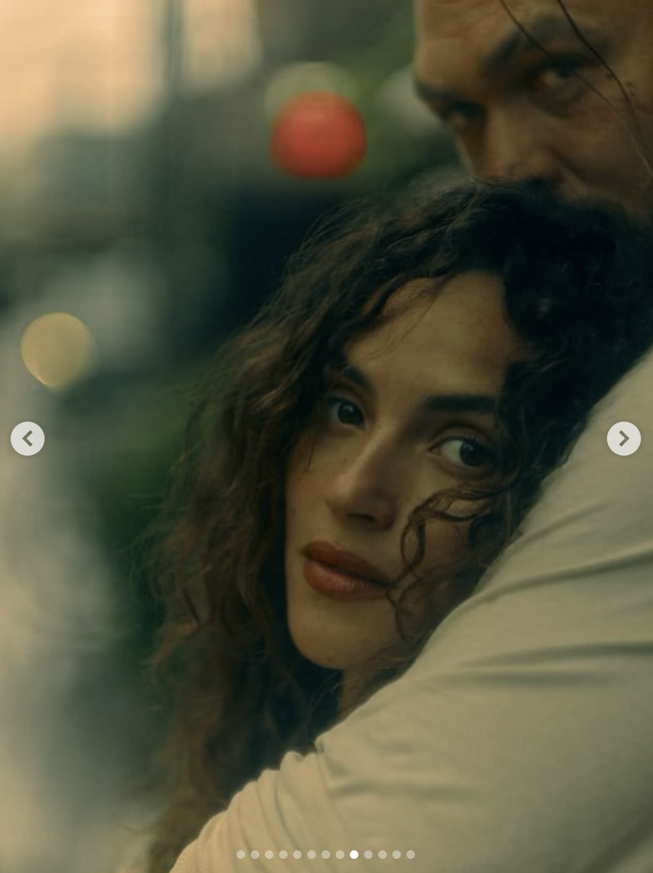 Adria Arjona und Jason Momoa sind auf einem Bild vom 1. August 2025 zu sehen | Quelle: Instagram/adriaarjona