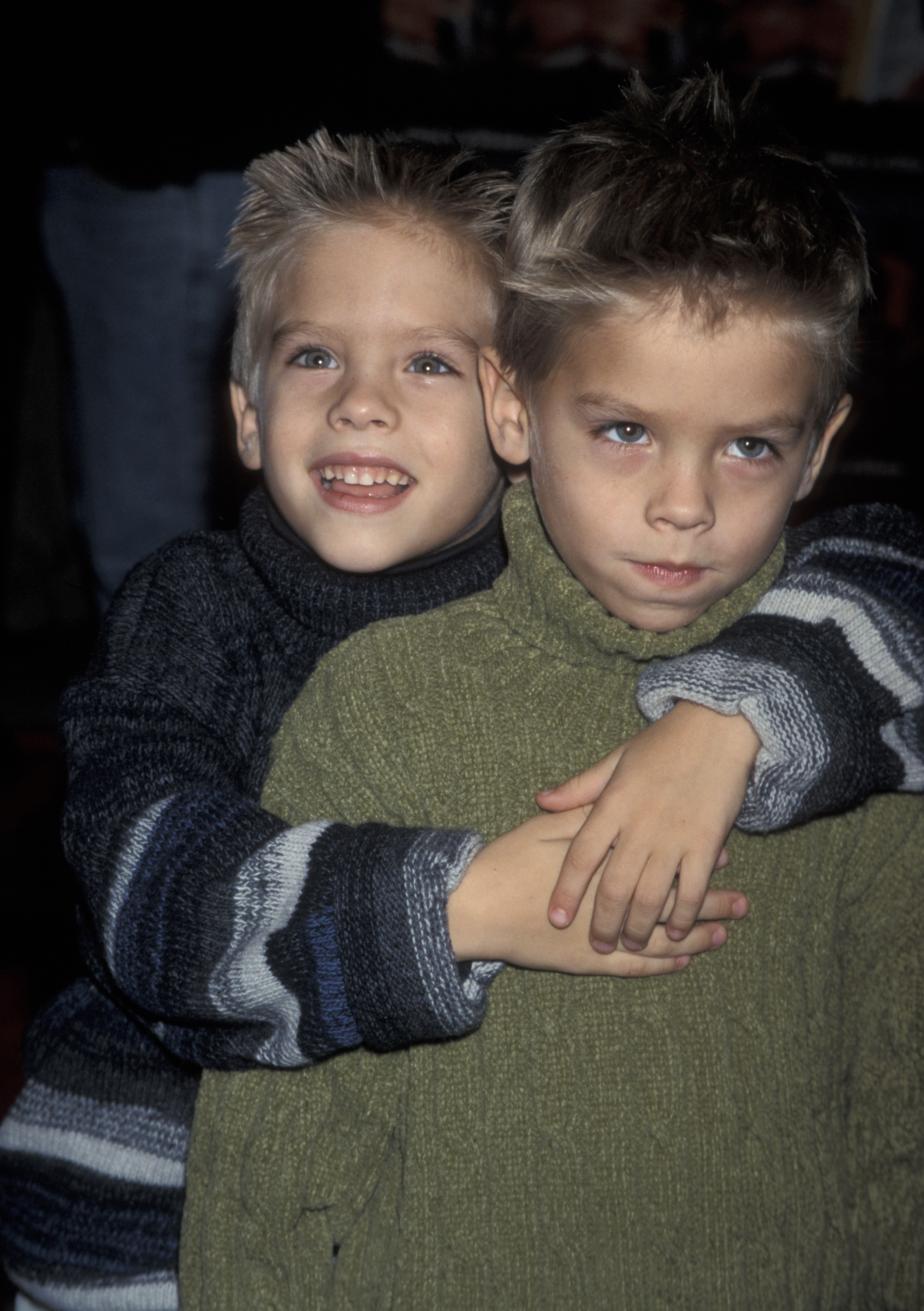 Dylan und Cole Sprouse bei der Premiere von "The Waterboy" in New York, ca. 1998. | Quelle: Getty Images