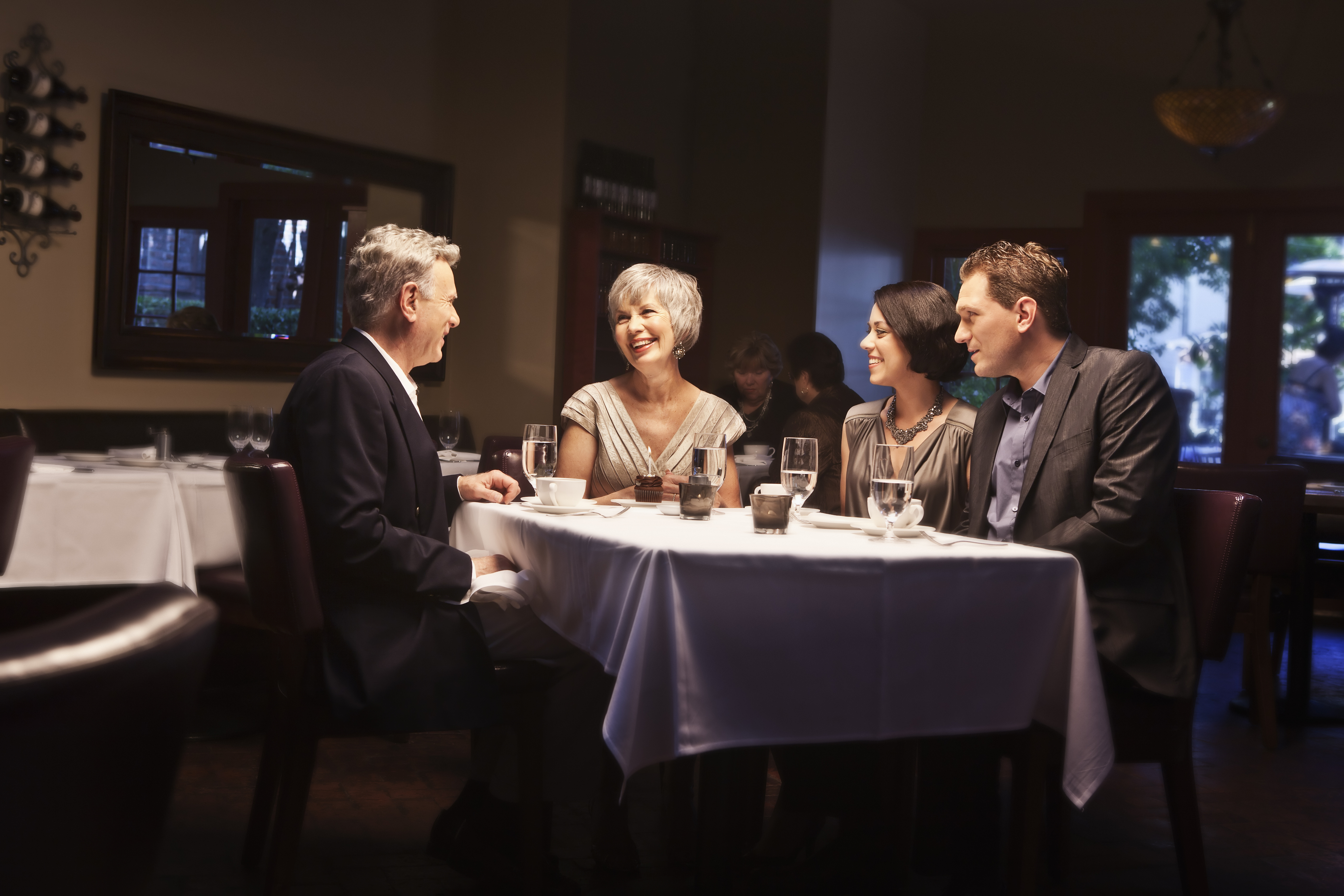 Ein Paar beim Abendessen mit seinen Eltern | Quelle: Getty Images