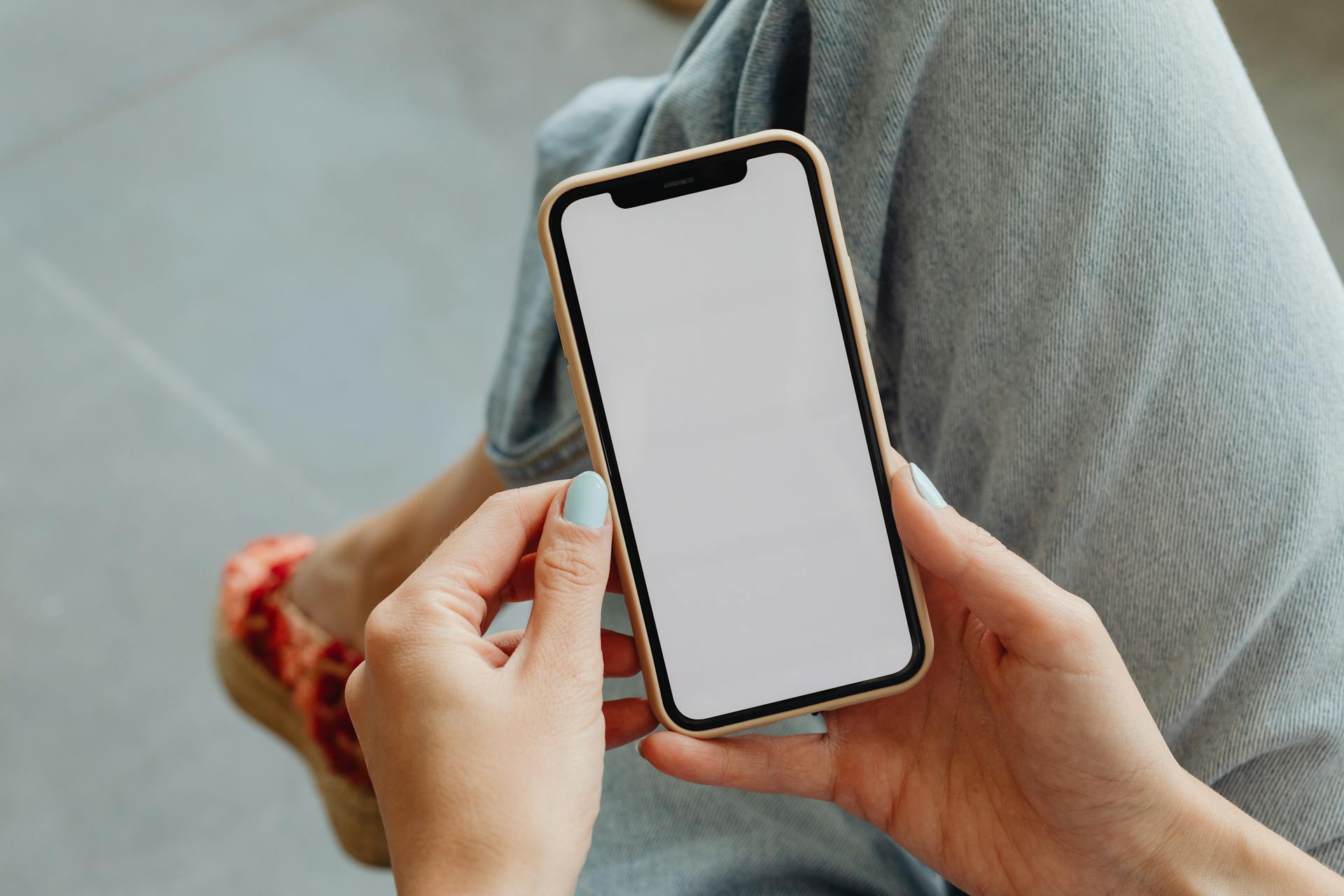 Nahaufnahme einer Frau, die ihr Telefon hält | Quelle: Pexels
