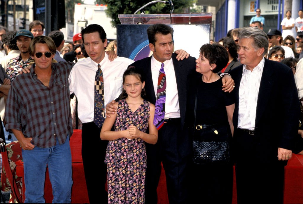 Emilio Estevez, Ramone Estevez, Charlie Sheen, Janet Sheen und Martin Sheen, als Charlie Sheen mit einem Stern auf dem Hollywood Walk of Fame geehrt wurde | Quelle: Getty Images