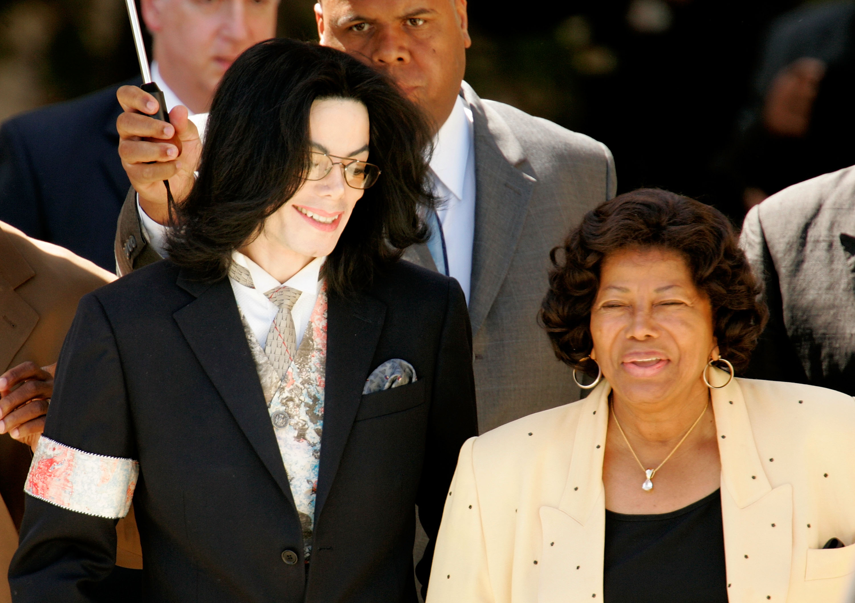 Michael Jackson und seine Mutter Katherine Jackson am 4. April 2005 im Gerichtsgebäude von Santa Barbara County in Kalifornien. | Quelle: Getty Images