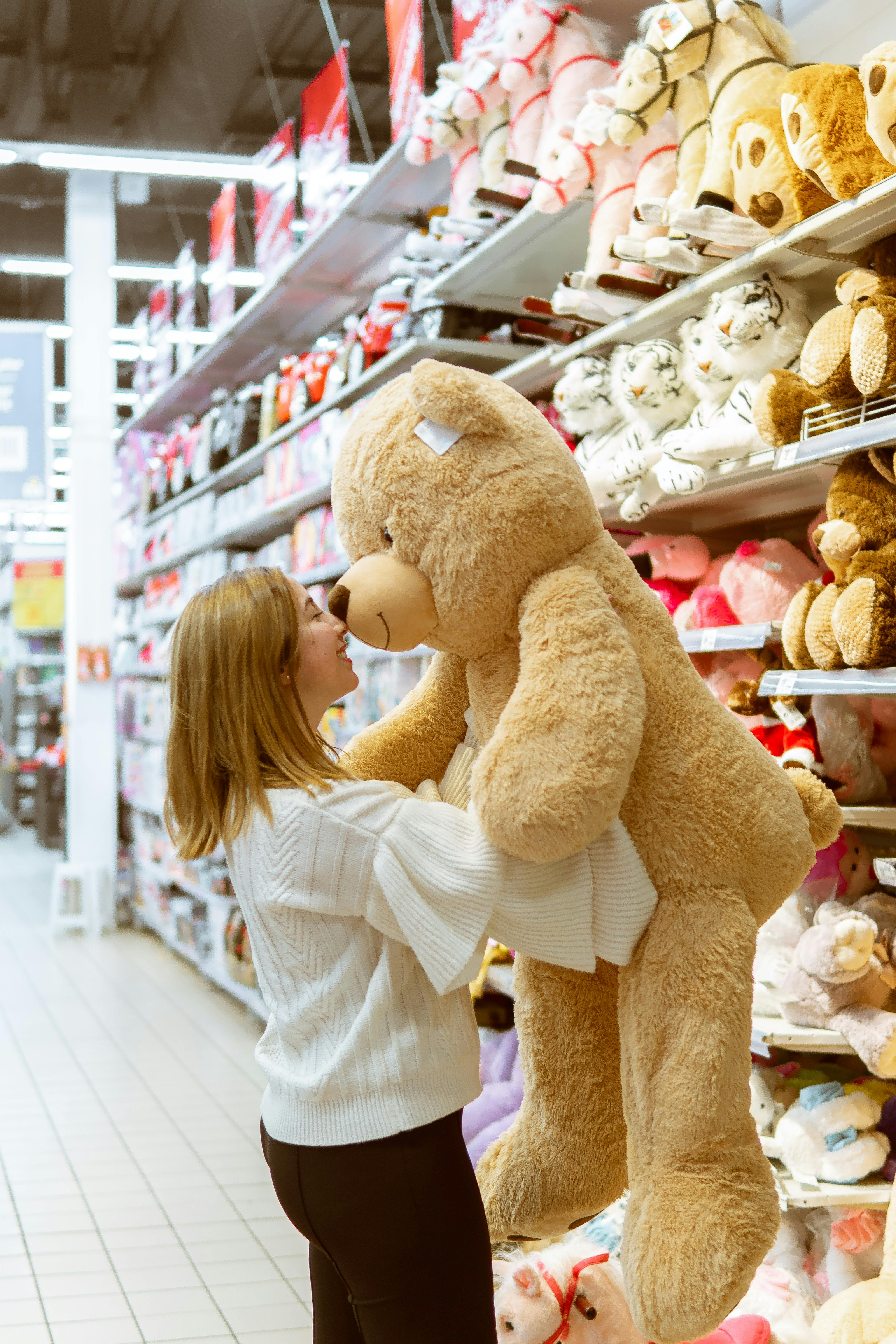 Eine Frau kuschelt mit einem Teddybär | Quelle: Pexels