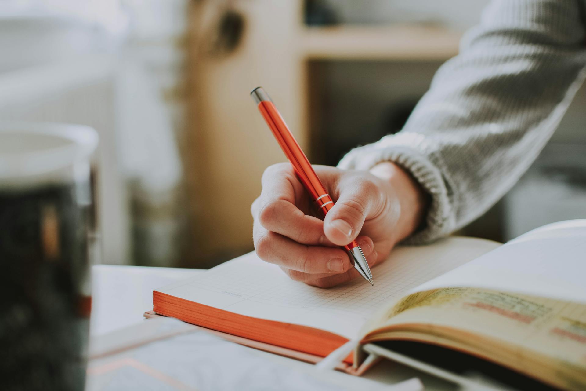 Ein Junge hält einen Stift | Quelle: Pexels