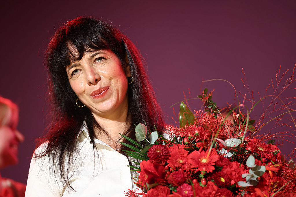 Elif Eralp, Spitzenkandidatin der linken Partei Die Linke, reagiert auf der Bühne nach Schließung der Wahllokale bei der Berliner Landtagswahl am 20. September 2026 in Berlin, Deutschland. | Quelle: Getty Images