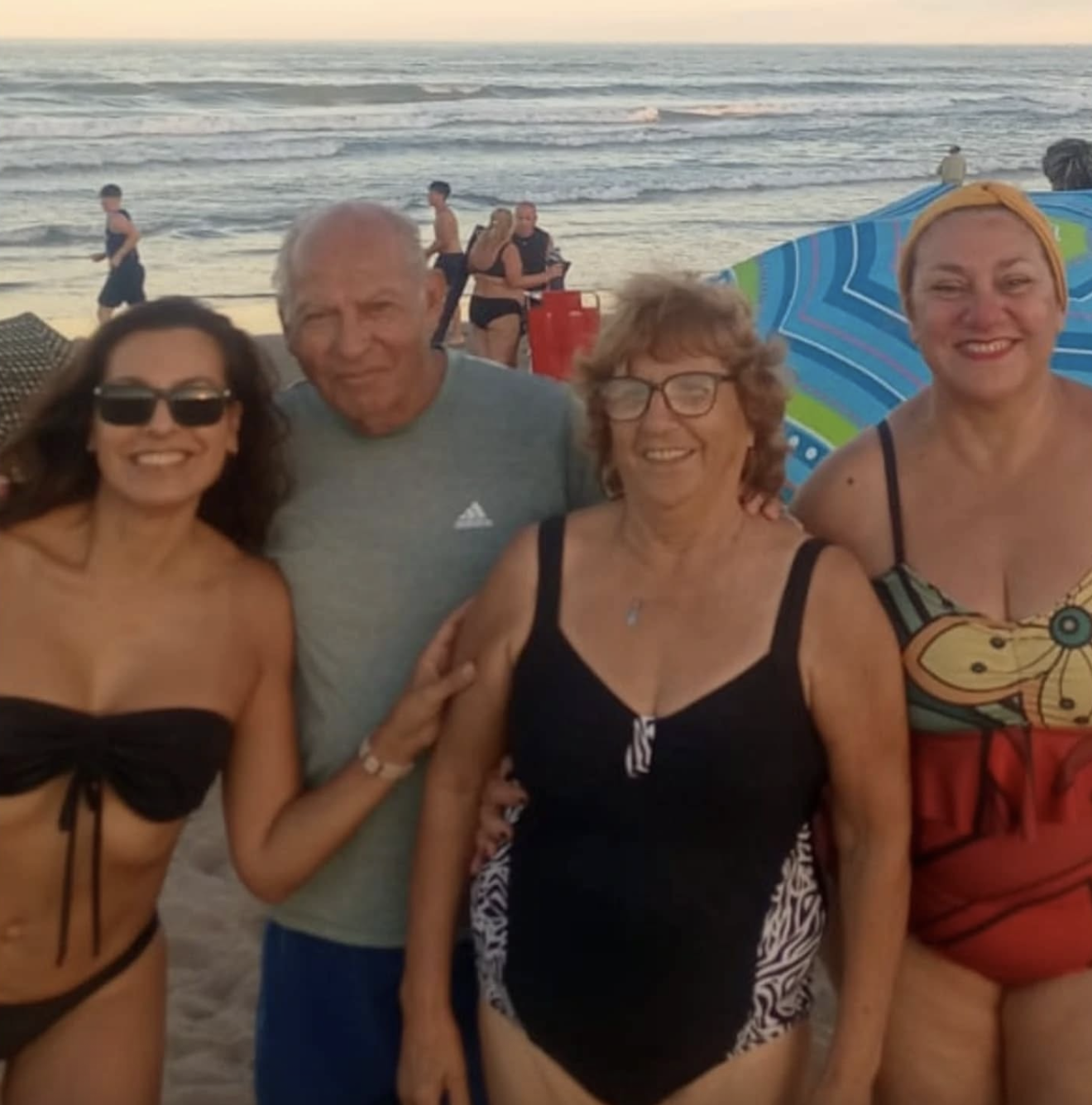 Laura Fernanda Leguizamón ist mit ihren Familienmitgliedern auf einem Foto zu sehen, das am 1. März 2025 geteilt wurde | Quelle: Facebook/laura.leguizamon.1044