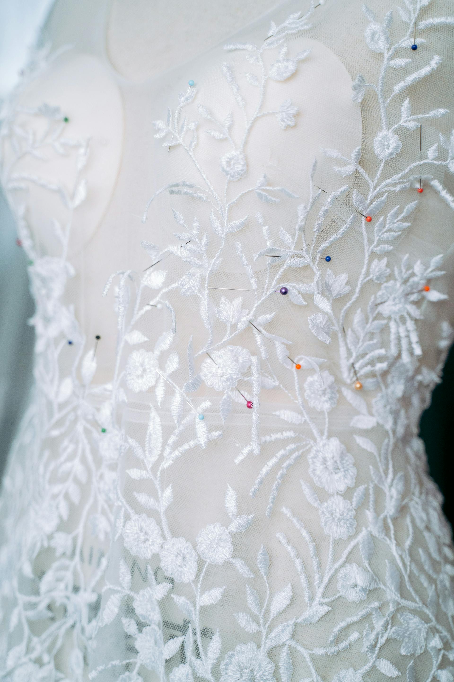 Eine Nahaufnahme eines Hochzeitskleides | Quelle: Pexels