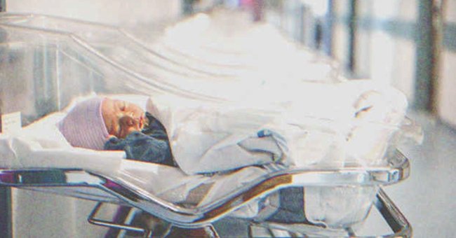 Ein schlafendes Baby in einem Kinderbett | Quelle: Shutterstock