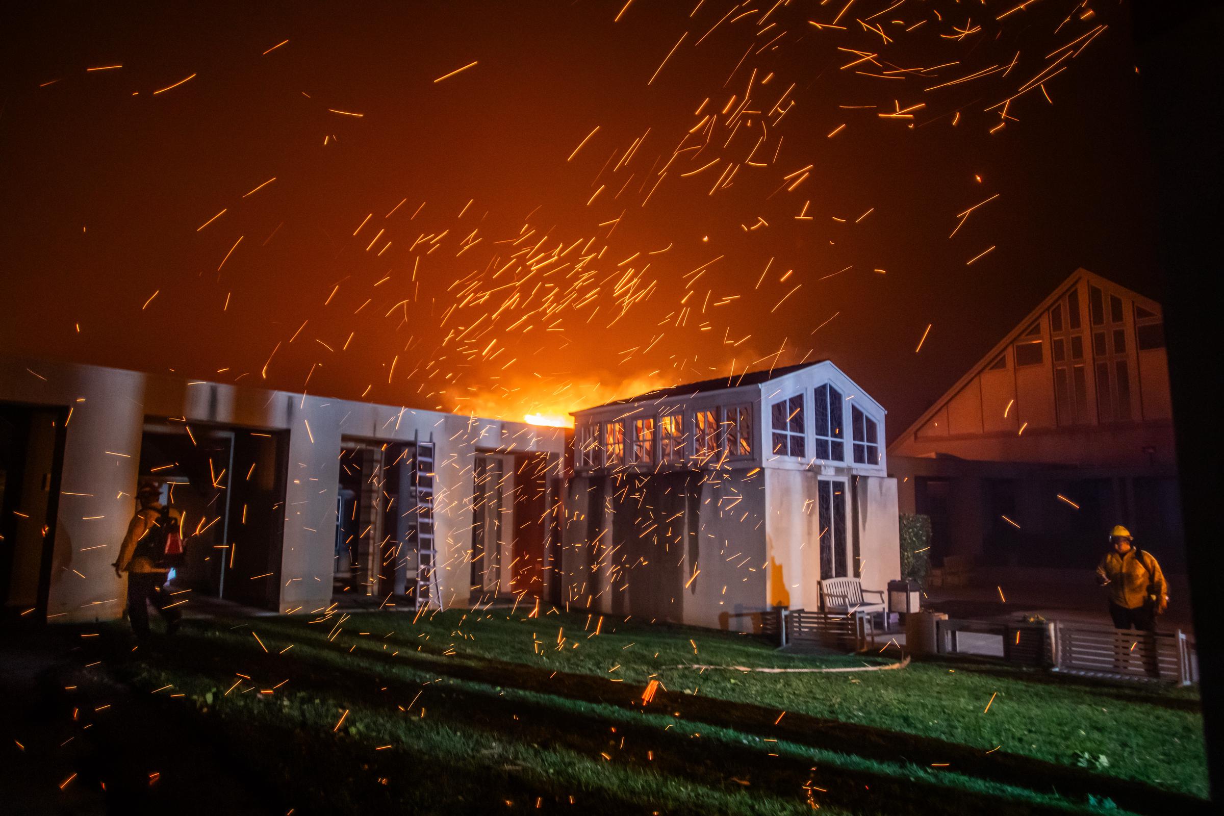 Ein Feuerwehrmann arbeitet vor der Pacific Palisades Presbyterian Church, die während eines starken Sturms am 8. Januar 2025 in Los Angeles, Kalifornien, in Flammen aufgeht. | Quelle: Getty Images