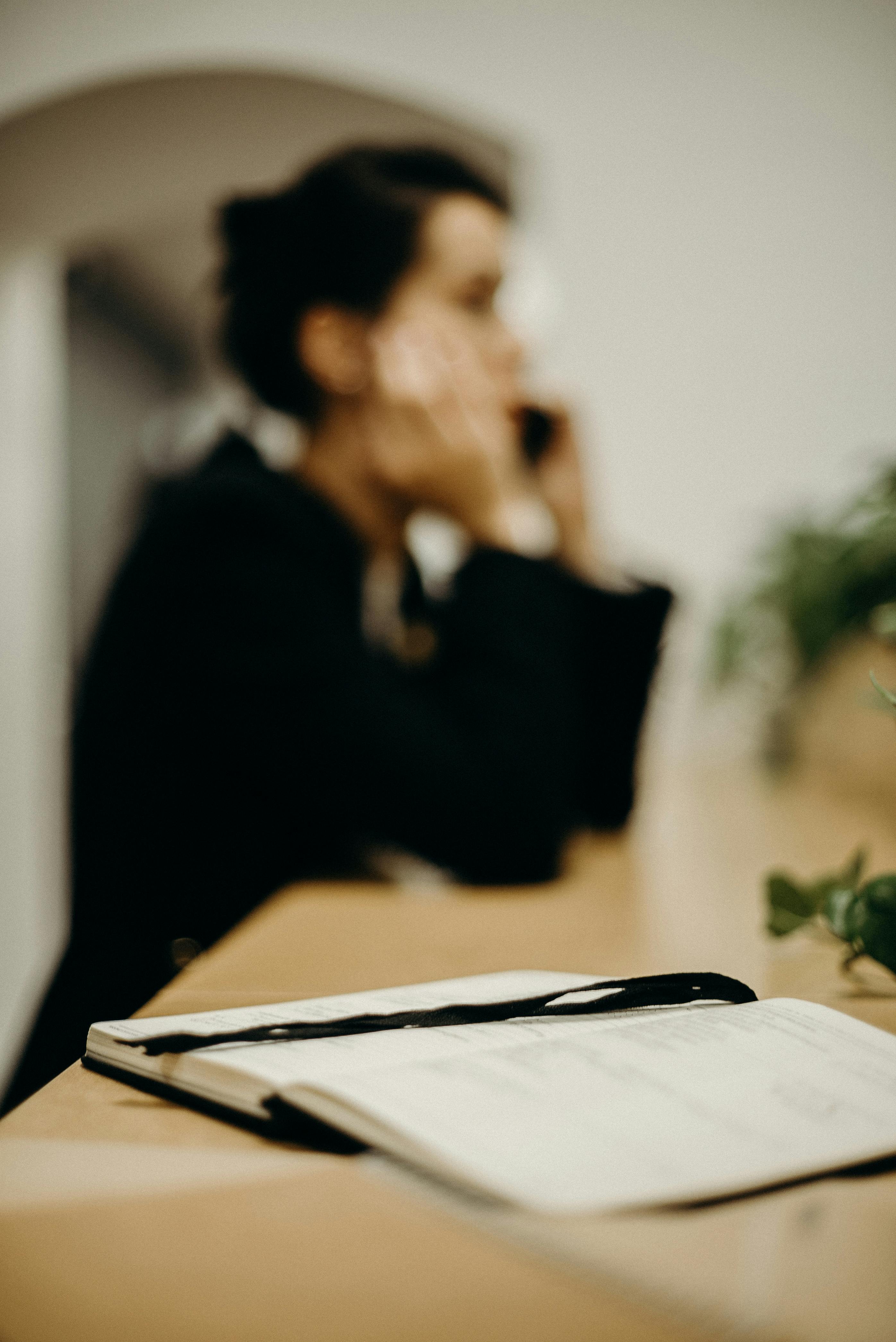 Rozmyte zdjęcie kobiety podczas rozmowy telefonicznej | Źródło: Pexels