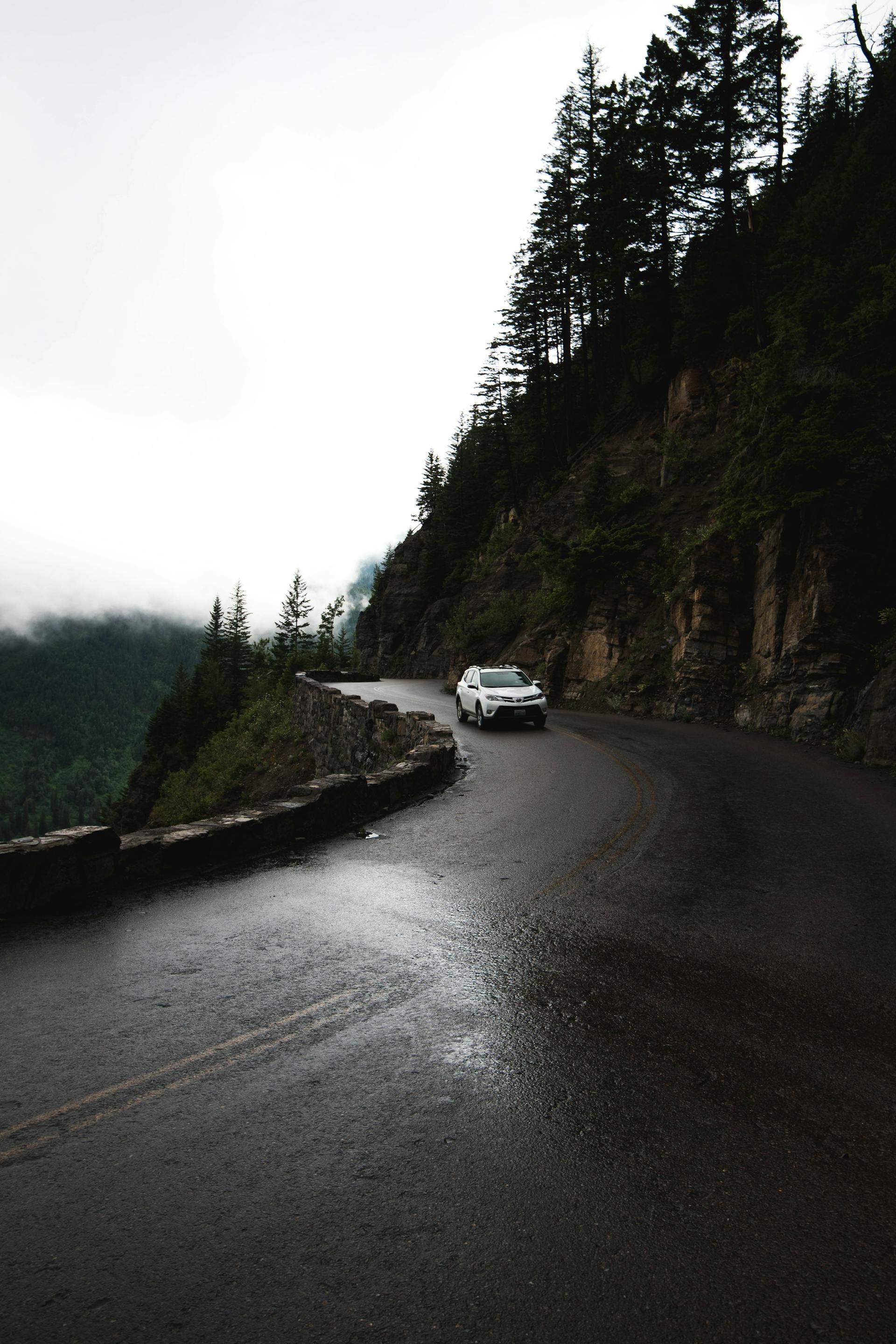 Ein Auto, das auf einer Bergstraße fährt | Quelle: Pexels