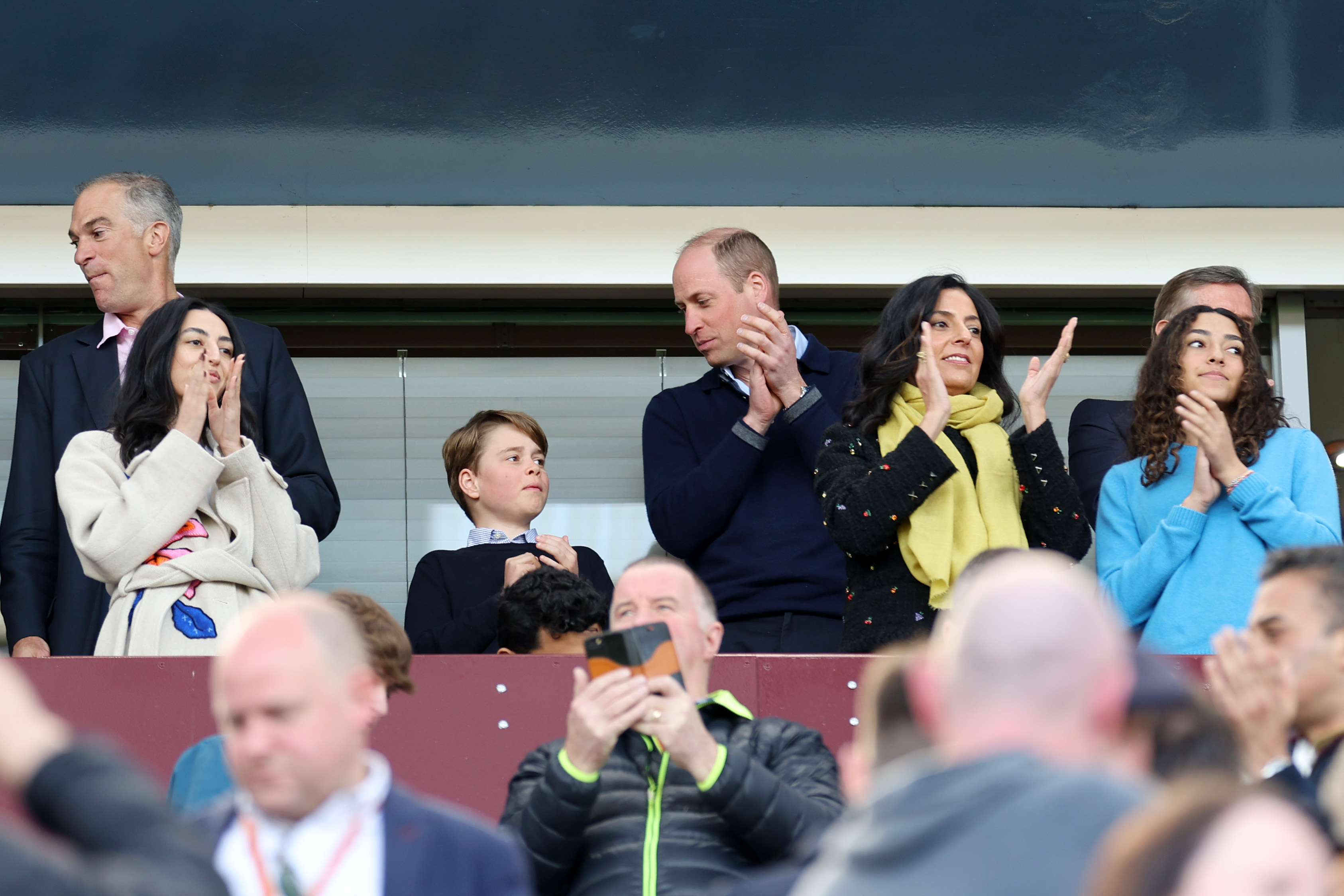 Nassef Sawiris, Vorsitzender von Aston Villa, William, Prinz von Wales, und Prinz George von Wales sehen sich vor dem Premier League-Spiel zwischen Aston Villa und Nottingham Forest am 8. April 2023 in Birmingham, England, um | Quelle: Getty Images