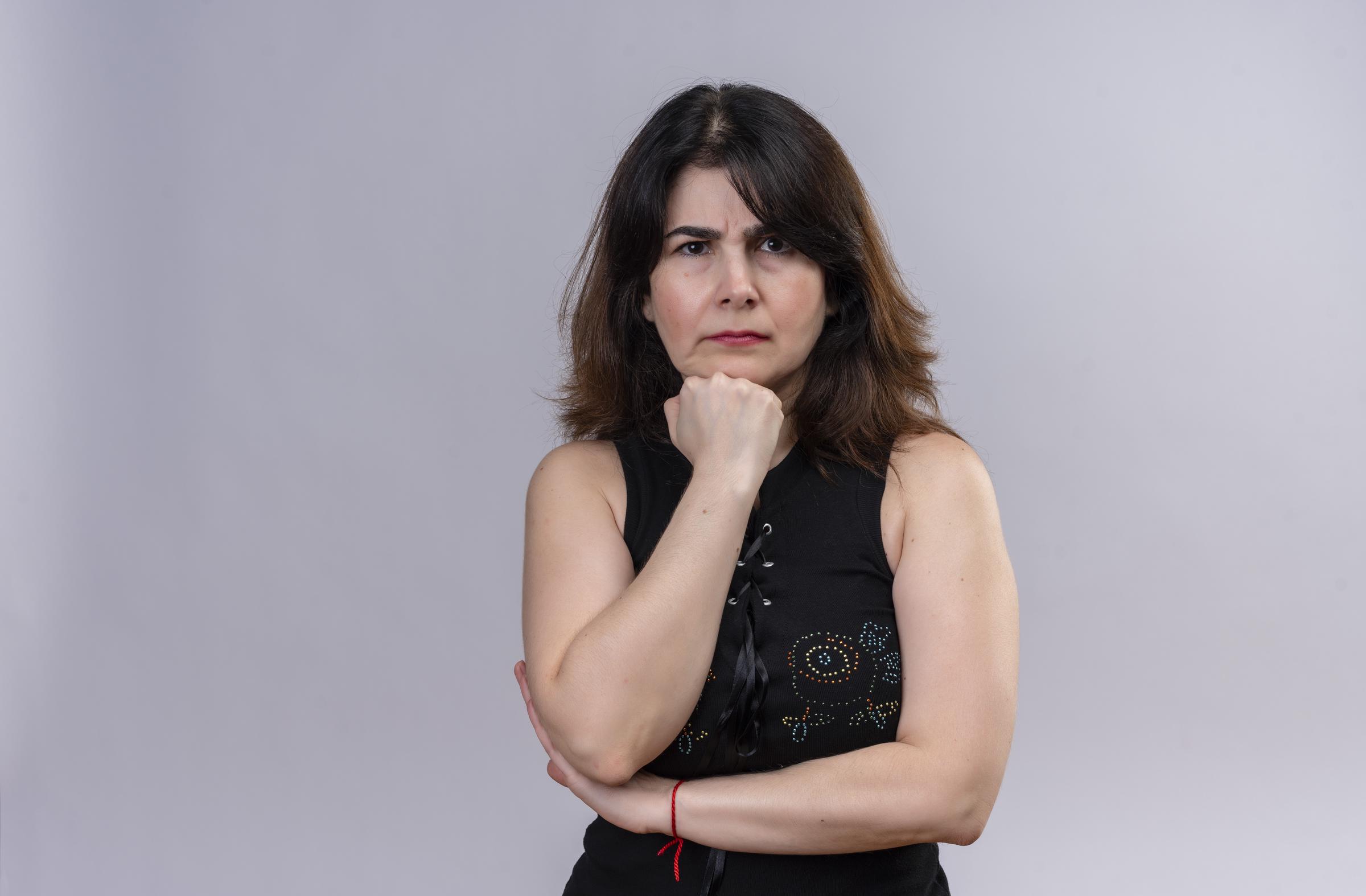 Eine verwirrte, in Gedanken versunkene Frau | Quelle: Freepik