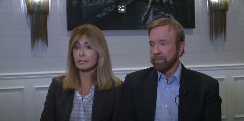 Ein Screenshot aus einem YouTube-Video vom 2. November 2017, in dem Gena O'Kelly und Chuck Norris über ihren medizinischen Albtraum sprechen. | Quelle: YouTube/ KPIX | CBS NEWS BAY AREA