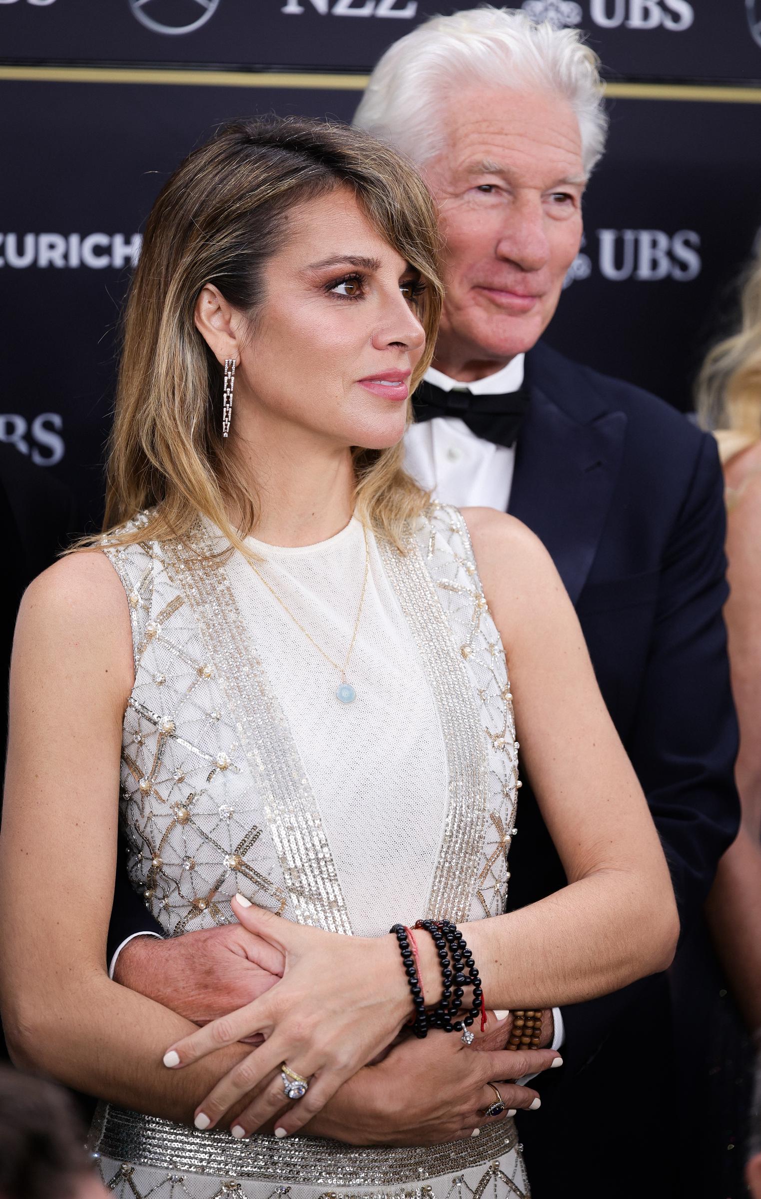 Alejandra Silva und Richard Gere auf dem grünen Teppich von "Wisdom of Happiness" im Corso in Zürich, Schweiz | Quelle: Getty Images