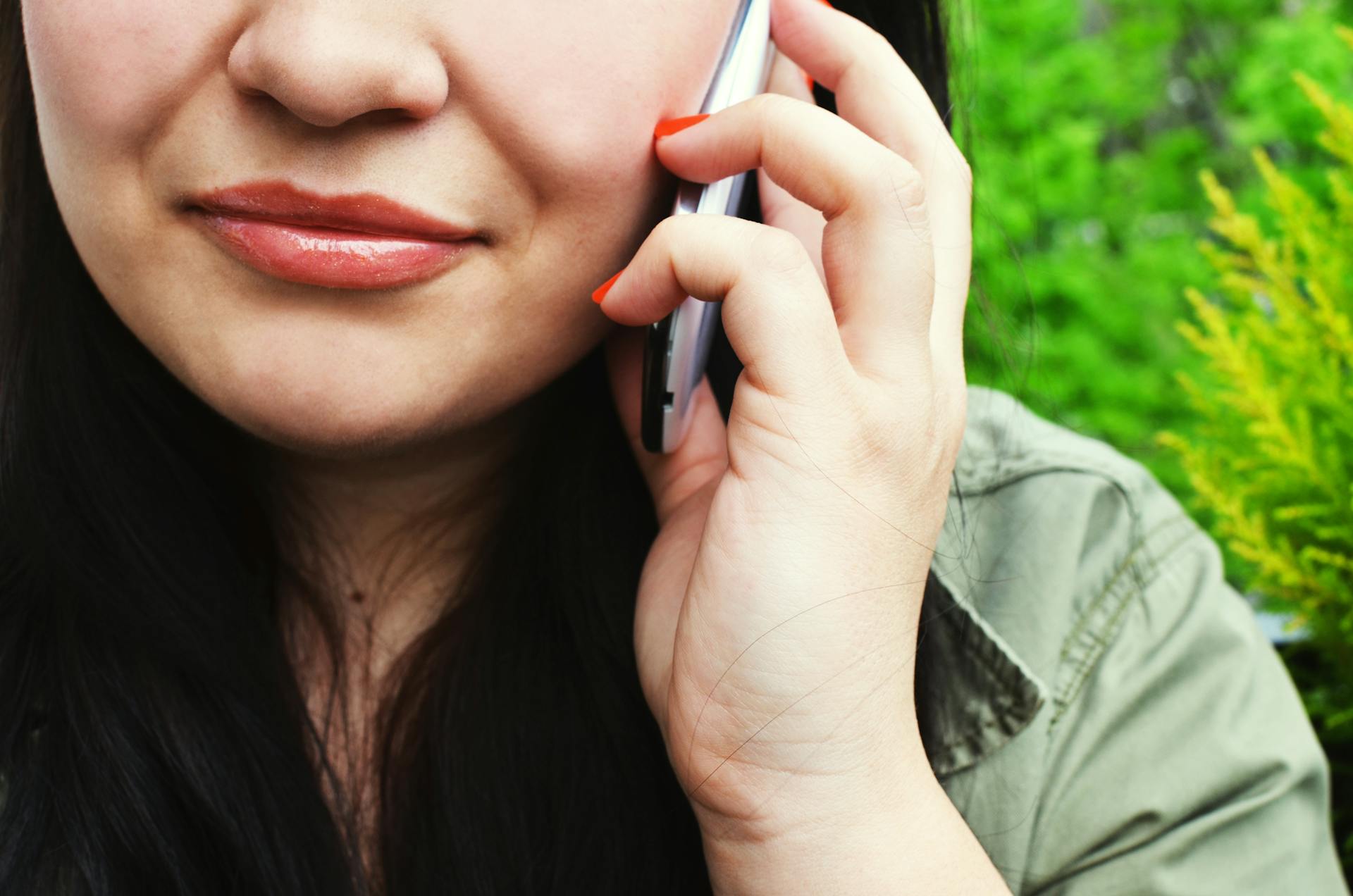 Eine Nahaufnahme einer Frau beim Telefonieren | Quelle: Pexels