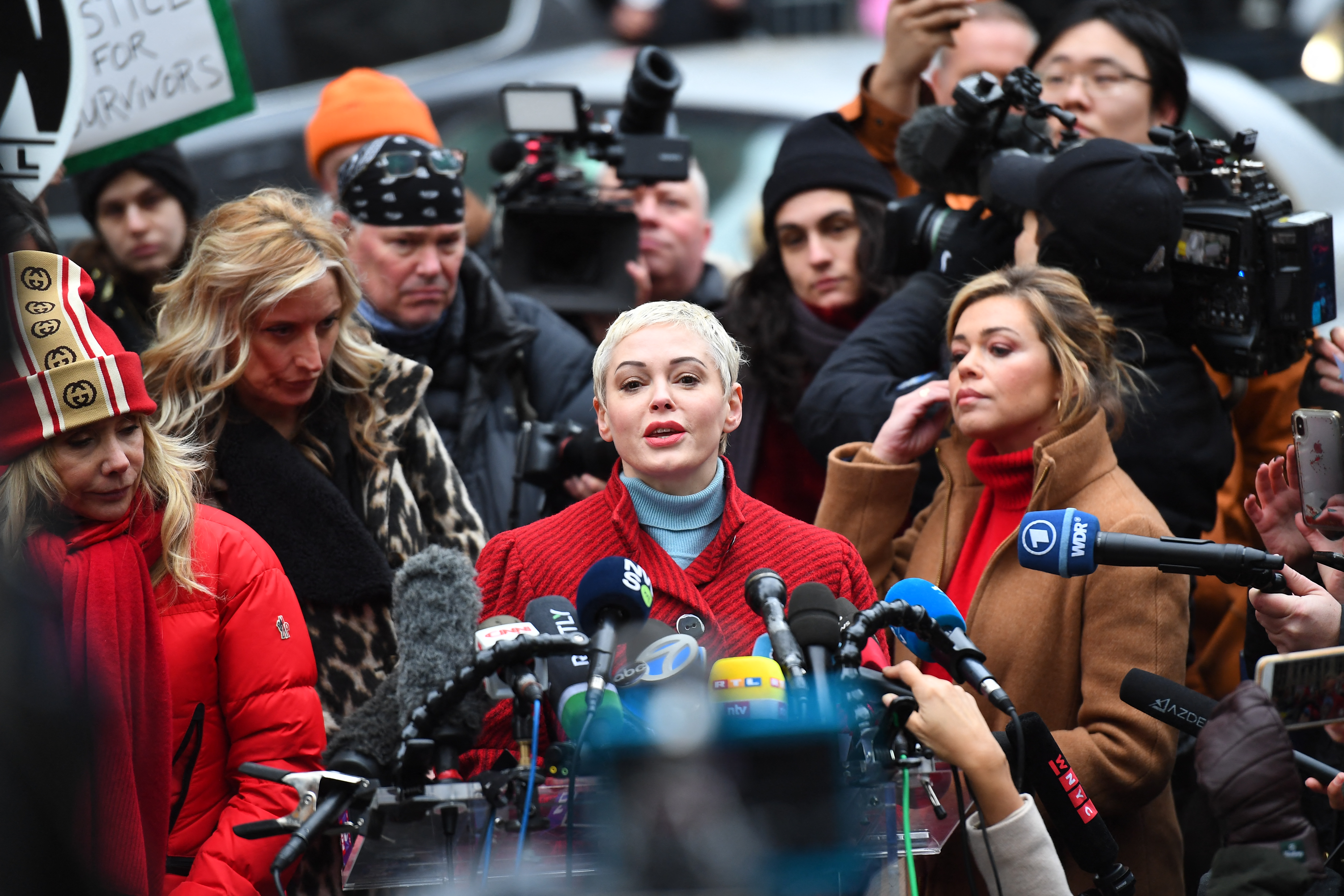 Rose McGowan beim Prozess gegen Harvey Weinstein wegen Vergewaltigung und sexueller Nötigung in Manhattan, New York City, 6. Januar 2020. | Quelle: Getty Images